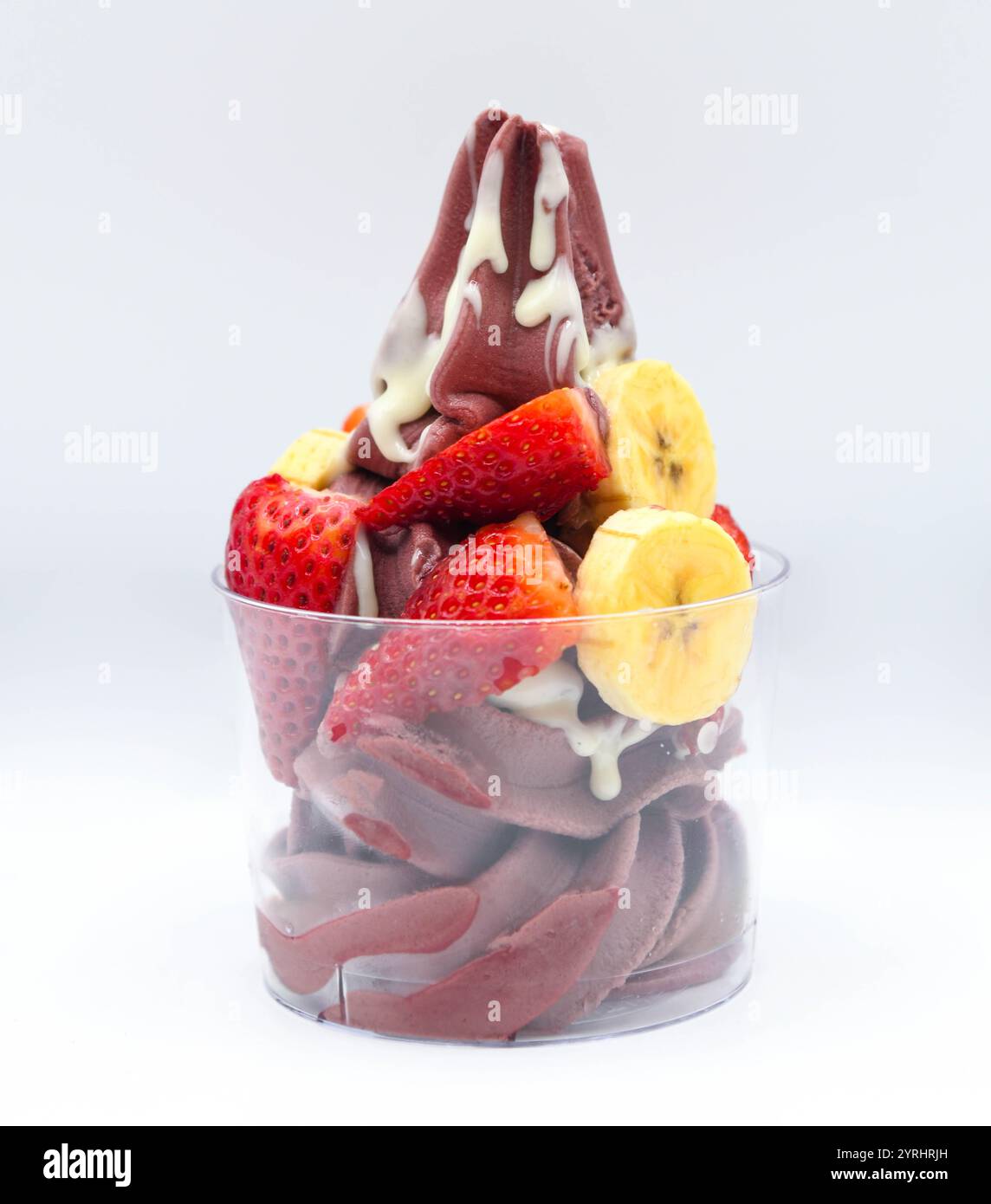 Yaourt et crème glacée acai avec morceaux de fruits hachés Banque D'Images