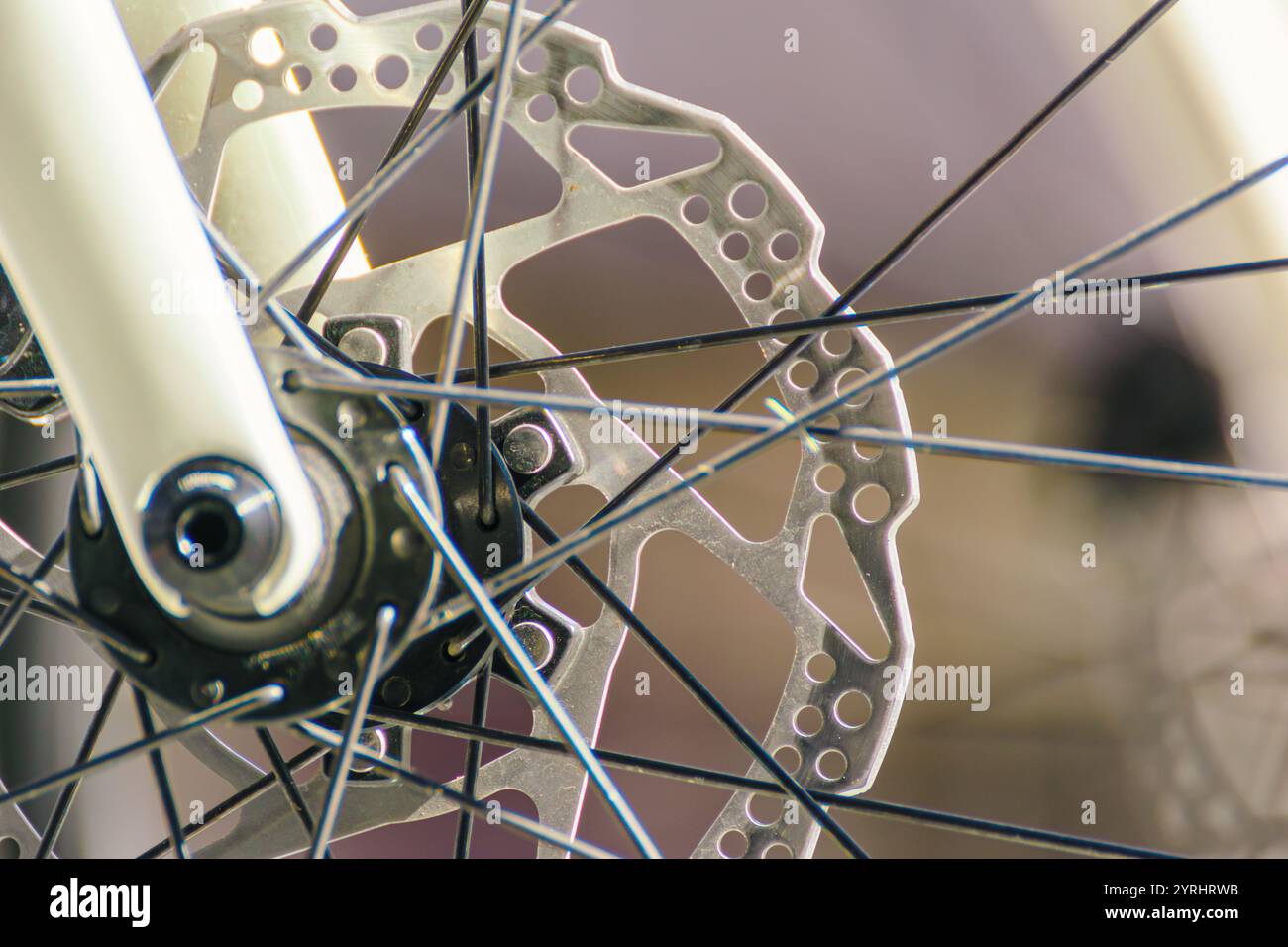 détail du disque de frein de roue d'un vélo de course de route, vue rapprochée du frein à disque hydraulique de vélo Banque D'Images