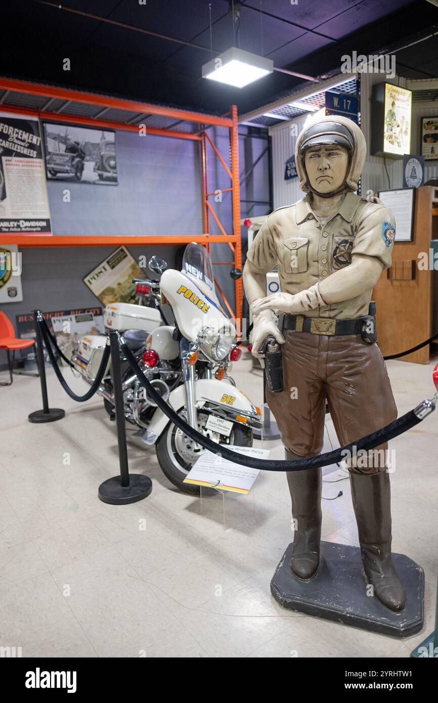 Statue d'un flic devant une Harley Davidson de 1997 utilisée par la police de New Windsor, New York. Au Motorcyclopedia Museum de Newburgh, NY. Banque D'Images