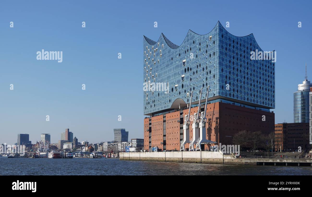 Célèbre salle de concert Elbe Philharmonic Hall dans la ville portuaire de Hambourg. La forme frappante de la façade et du toit a été prise du côté sud-ouest de la rive Elbe Banque D'Images