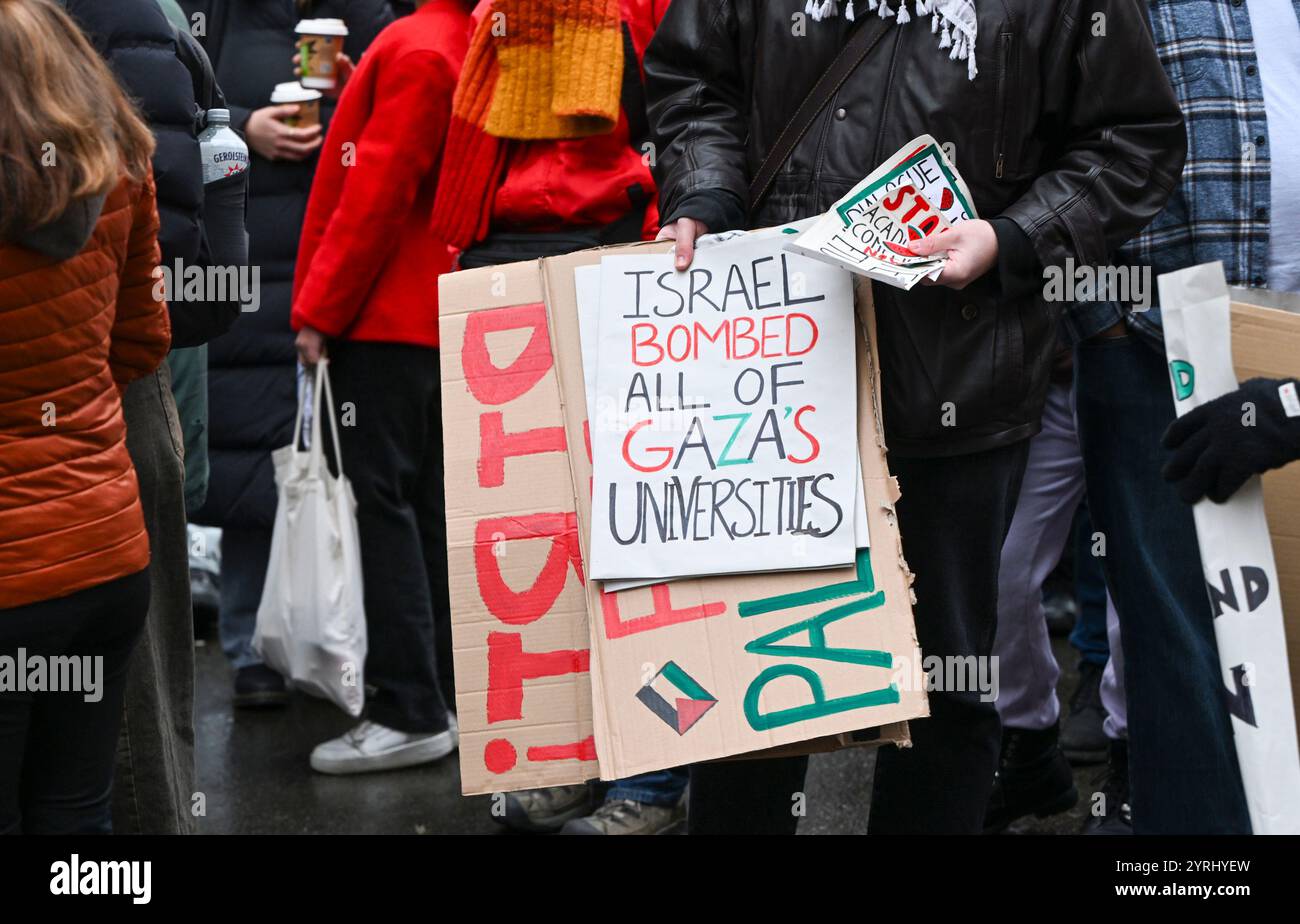 Berlin, Allemagne. 04th Dec, 2024. Manifestation par une alliance contre l'attitude des universités face à la guerre de Gaza. La Coalition étudiante de Berlin a surtout critiqué la « destruction systématique des établissements d'enseignement et des infrastructures de santé à Gaza par l'armée israélienne ». Crédit : Jens Kalaene/dpa/Alamy Live News Banque D'Images