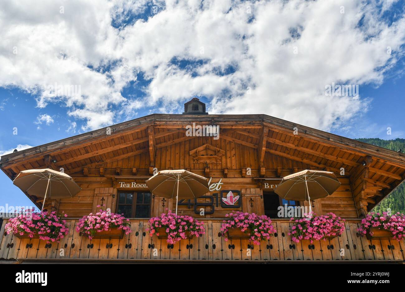 Grenier d'un chalet, bâtiment en bois typique des Alpes, avec géraniums en fleurs, Chamonix, haute Savoie, France Banque D'Images