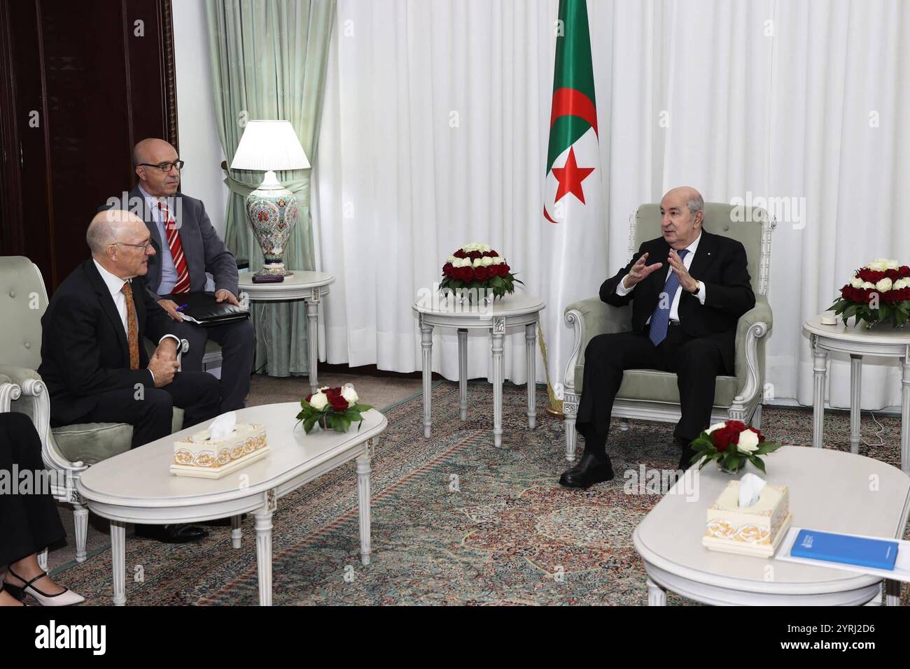 Le Président algérien Abdelmadjid Tebboune reçoit Robert Floyd, Secrétaire exécutif de l'interdiction complète des essais nucléaires le Président algérien Abdelmadjid Tebboune reçoit Robert Floyd, Secrétaire exécutif de l'Organisation du Traité d'interdiction complète des essais nucléaires, Algérie, le 3 décembre 2024. Photo par Bureau de la présidence algérienne Algérie Algérie Algérie 031224 Algeria APO 005 Copyright : xapaimagesxAlgerianxPresidencyxOfficexxapaimagesx Banque D'Images