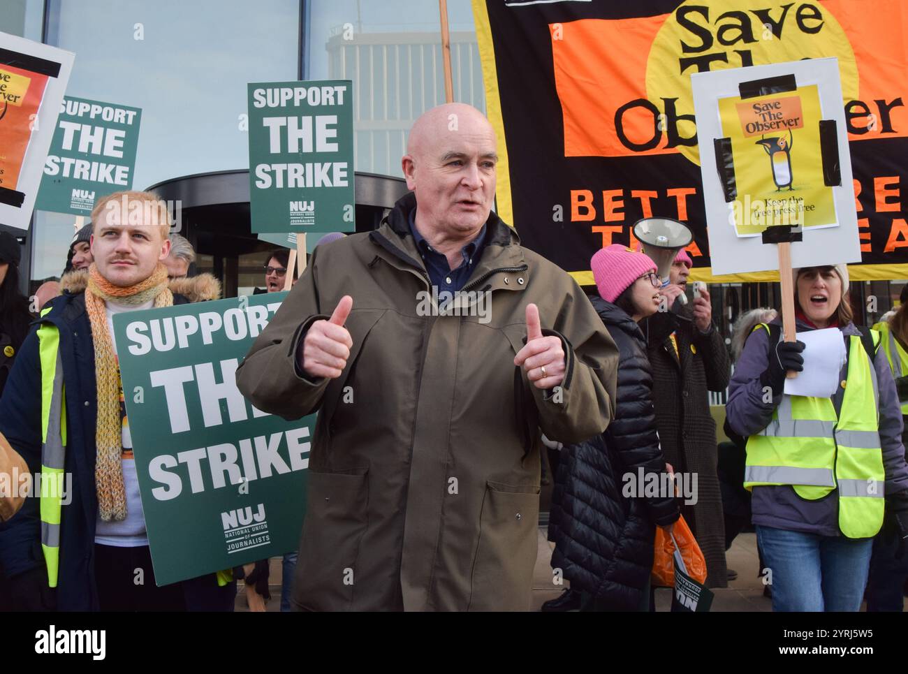 Londres, Angleterre, Royaume-Uni. 4 décembre 2024. MICK LYNCH, secrétaire général de la RMT, se joint au piquet de grève de l'Union nationale des journalistes (NUJ) devant les bureaux du Guardian à King's Cross alors que le personnel entame leur grève sur la vente potentielle de The observer, le journal du dimanche actuellement publié par The Guardian Media Group, à Tortoise Media. (Crédit image : © Vuk Valcic/ZUMA Press Wire) USAGE ÉDITORIAL SEULEMENT! Non destiné à UN USAGE commercial ! Banque D'Images