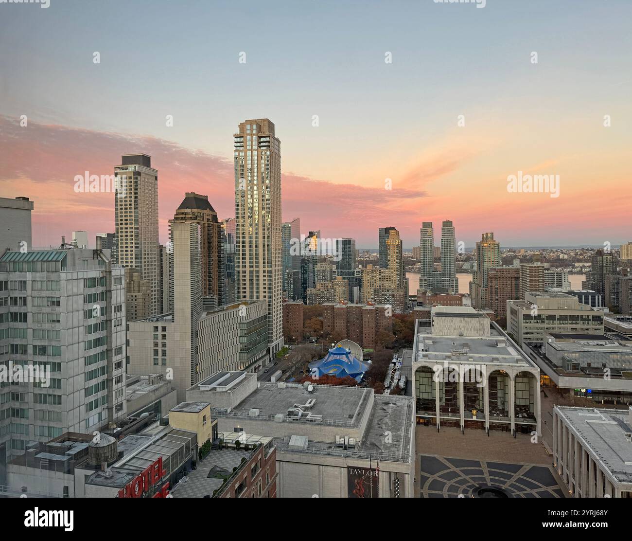 Vue élevée du Lincoln Center au lever du soleil. Banque D'Images