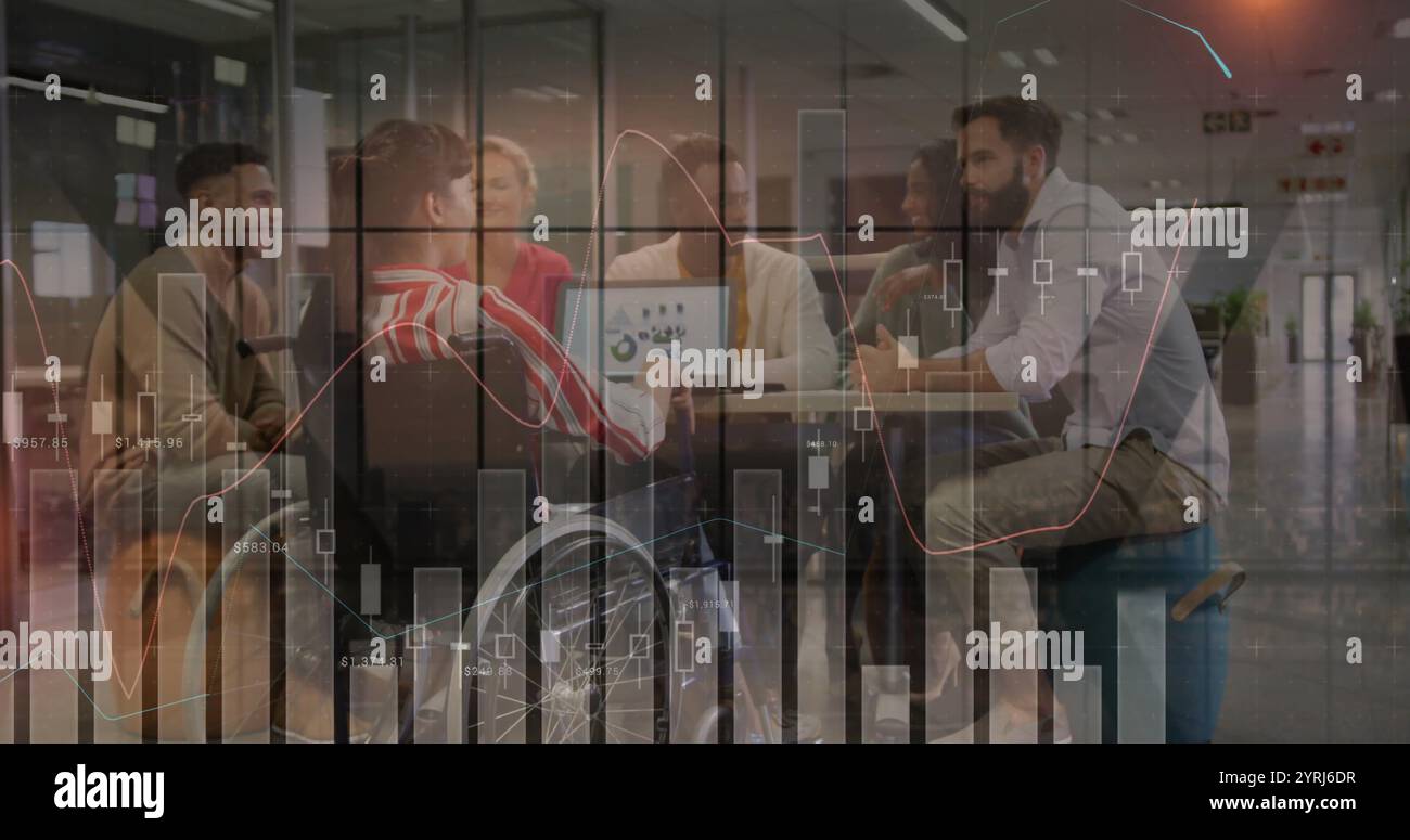 Image du traitement des données et des diagrammes sur des collègues handicapés et divers parlant au bureau Banque D'Images