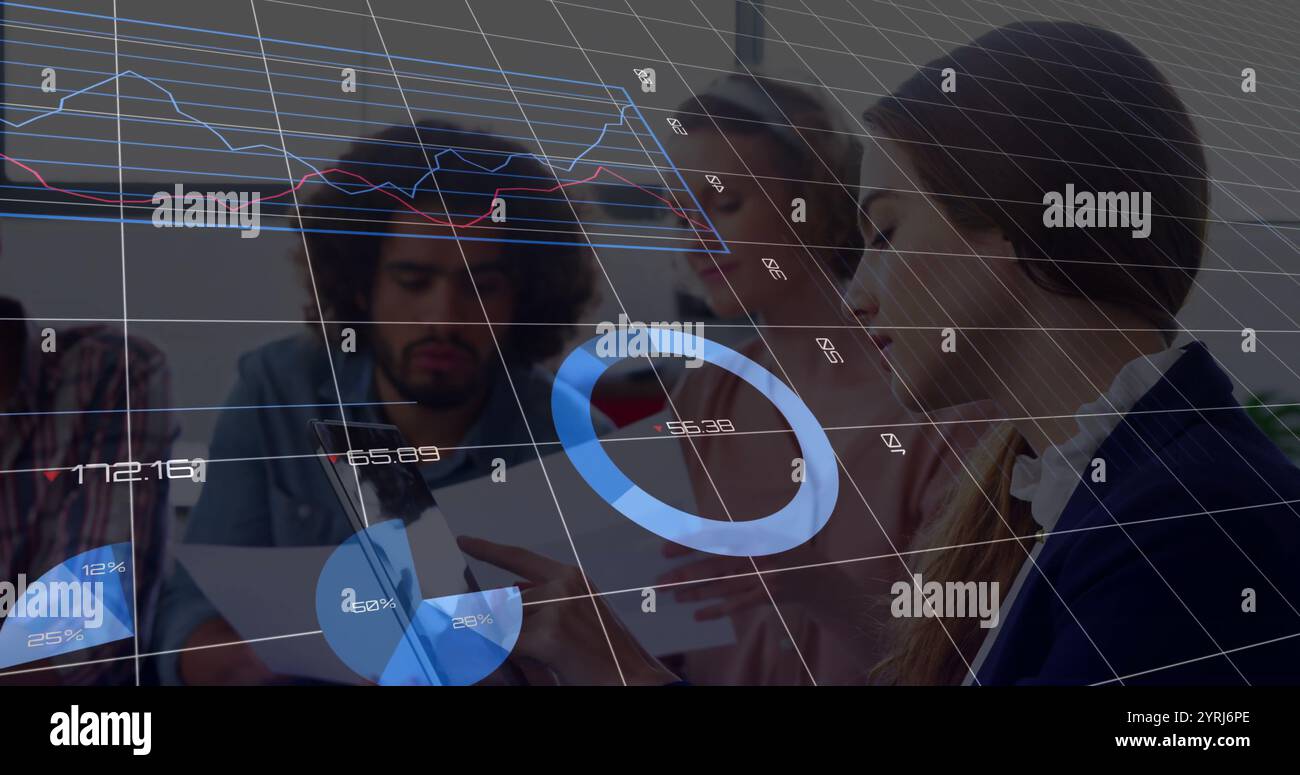 Image du traitement des données et des diagrammes sur divers hommes d'affaires discutant du travail Banque D'Images
