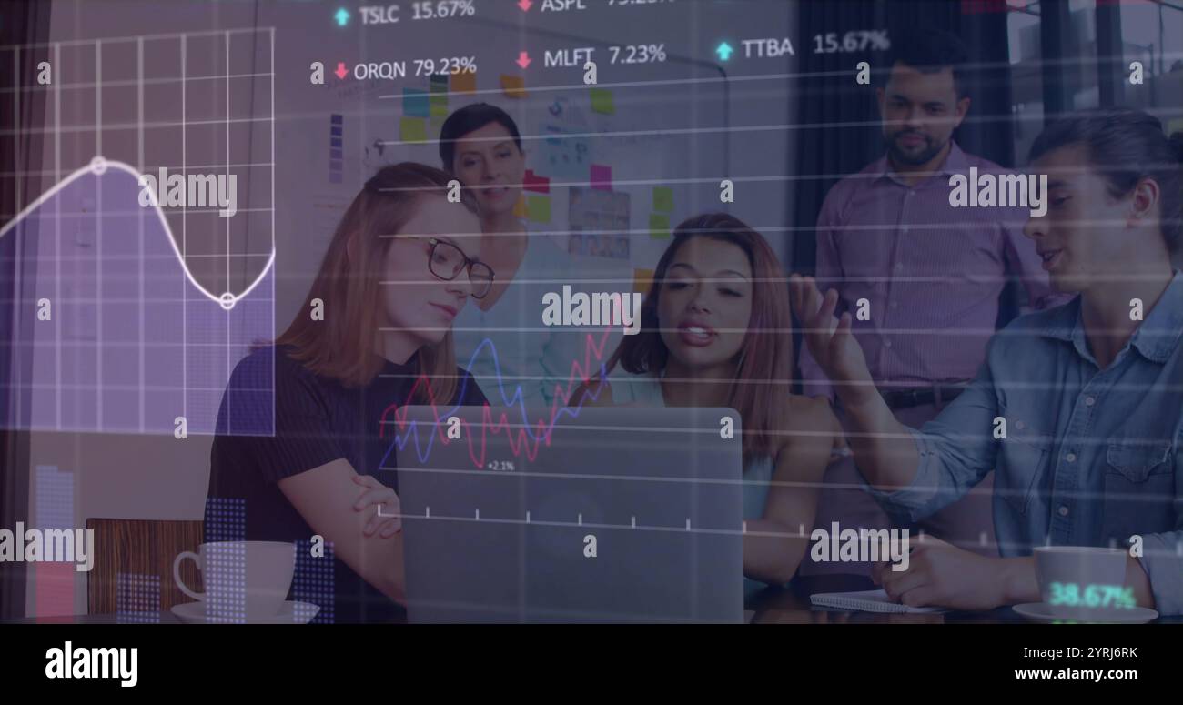 Image du traitement des données et des diagrammes sur divers hommes d'affaires discutant du travail Banque D'Images