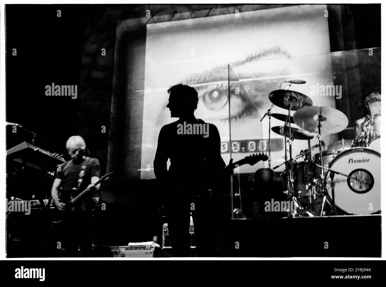 PAUL CARBONARA, BLONDIE, MARIA TOURNÉE, 1999 : Paul Carbonara en silhouette et Chris Stein (à gauche) de Blondie jouant en concert à Cardiff International Arena CIA à Cardiff le 9 novembre 1999. Le groupe tourne avec leur grand succès de comeback No.1 'Maria'. Photographie : Rob Watkins. INFO : Blondie est un groupe de rock américain emblématique formé en 1974, dirigé par Debbie Harry. Connus pour leur mélange de genres sonores, ils ont acquis une renommée mondiale avec des tubes comme « Heart of Glass » et « Call me », pionniers du punk, de la New wave et du crossover de musique pop. Banque D'Images