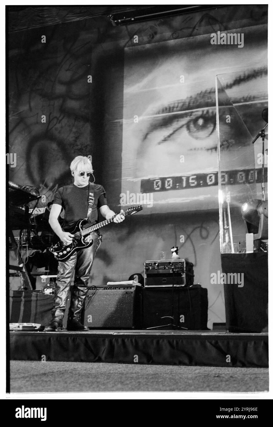 CHRIS STEIN, BLONDIE, MARIA TOUR, 1999 : Chris Stein le guitariste principal avec Blondie jouant en live à Cardiff International Arena CIA à Cardiff le 9 novembre 1999. Le groupe tourne avec leur grand succès de comeback No.1 'Maria'. Photographie : Rob Watkins. INFO : Blondie est un groupe de rock américain emblématique formé en 1974, dirigé par Debbie Harry. Connus pour leur mélange de genres sonores, ils ont acquis une renommée mondiale avec des tubes comme « Heart of Glass » et « Call me », pionniers du punk, de la New wave et du crossover de musique pop. Banque D'Images