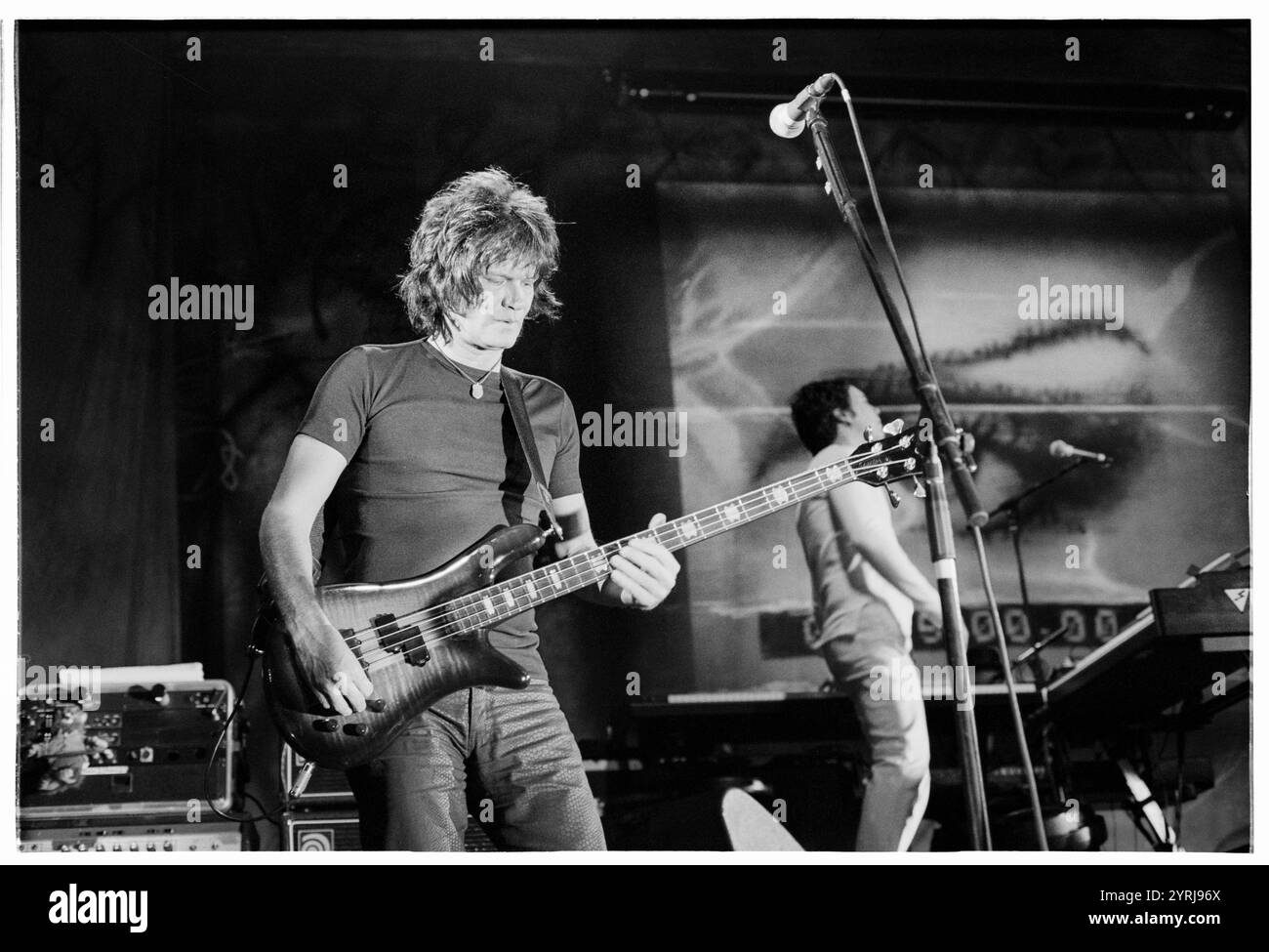 LEIGH FOXX, BLONDIE, MARIA TOUR, 1999 : Leigh Foxx le bassiste avec Blondie jouant en live à Cardiff International Arena CIA à Cardiff le 9 novembre 1999. Le groupe tourne avec leur grand succès de comeback No.1 'Maria'. Photographie : Rob Watkins. INFO : Blondie est un groupe de rock américain emblématique formé en 1974, dirigé par Debbie Harry. Connus pour leur mélange de genres sonores, ils ont acquis une renommée mondiale avec des tubes comme « Heart of Glass » et « Call me », pionniers du punk, de la New wave et du crossover de musique pop. Banque D'Images