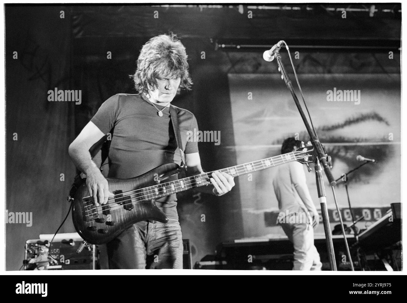 LEIGH FOXX, BLONDIE, MARIA TOUR, 1999 : Leigh Foxx le bassiste avec Blondie jouant en live à Cardiff International Arena CIA à Cardiff le 9 novembre 1999. Le groupe tourne avec leur grand succès de comeback No.1 'Maria'. Photographie : Rob Watkins. INFO : Blondie est un groupe de rock américain emblématique formé en 1974, dirigé par Debbie Harry. Connus pour leur mélange de genres sonores, ils ont acquis une renommée mondiale avec des tubes comme « Heart of Glass » et « Call me », pionniers du punk, de la New wave et du crossover de musique pop. Banque D'Images