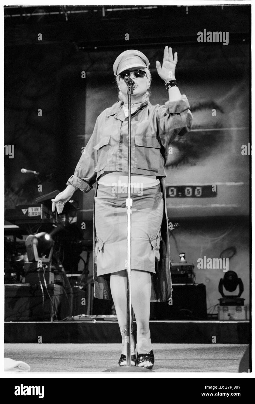 DEBBIE HARRY, BLONDIE, MARIA TOURNÉE, 1999 : Debbie Harry de Blondie jouant en concert à Cardiff International Arena CIA à Cardiff le 9 novembre 1999. Le groupe tourne avec leur grand succès de comeback No.1 'Maria'. Photographie : Rob Watkins. INFO : Blondie est un groupe de rock américain emblématique formé en 1974, dirigé par Debbie Harry. Connus pour leur mélange de genres sonores, ils ont acquis une renommée mondiale avec des tubes comme « Heart of Glass » et « Call me », pionniers du punk, de la New wave et du crossover de musique pop. Banque D'Images