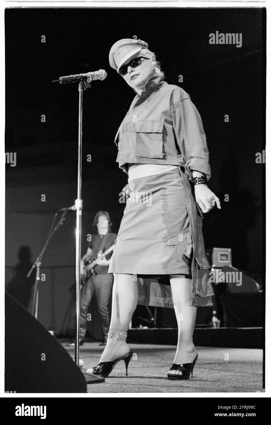DEBBIE HARRY, BLONDIE, MARIA TOURNÉE, 1999 : Debbie Harry de Blondie jouant en concert à Cardiff International Arena CIA à Cardiff le 9 novembre 1999. Le groupe tourne avec leur grand succès de comeback No.1 'Maria'. Photographie : Rob Watkins. INFO : Blondie est un groupe de rock américain emblématique formé en 1974, dirigé par Debbie Harry. Connus pour leur mélange de genres sonores, ils ont acquis une renommée mondiale avec des tubes comme « Heart of Glass » et « Call me », pionniers du punk, de la New wave et du crossover de musique pop. Banque D'Images