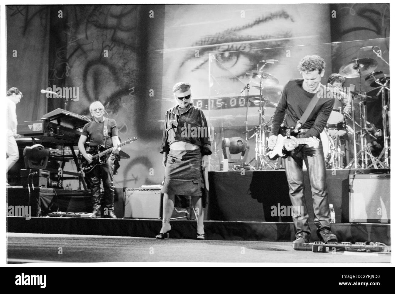 DEBBIE HARRY, TOUT LE GROUPE, BLONDIE, MARIA TOUR, 1999 : Debbie Harry et tout le groupe (les guitaristes Christ Stein Left et Paul Carbonara Rght) de Blondie jouant en concert à Cardiff International Arena CIA à Cardiff le 9 novembre 1999. Le groupe tourne avec leur grand succès de comeback No.1 'Maria'. Photographie : Rob Watkins. INFO : Blondie est un groupe de rock américain emblématique formé en 1974, dirigé par Debbie Harry. Connus pour leur mélange de genres sonores, ils ont acquis une renommée mondiale avec des tubes comme « Heart of Glass » et « Call me », pionniers du punk, de la New wave et du crossover de musique pop. Banque D'Images
