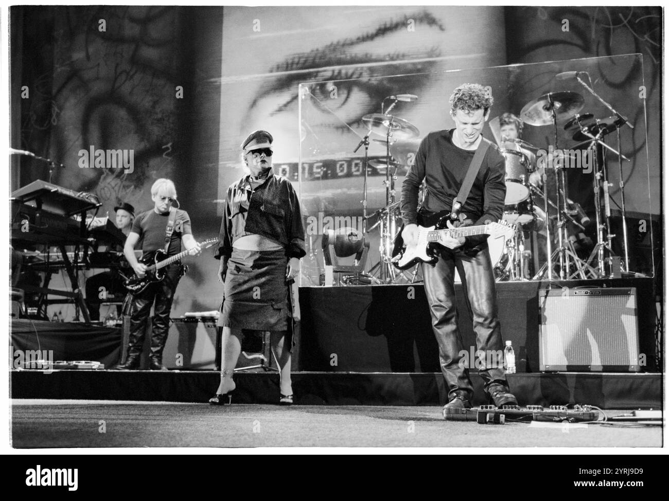 DEBBIE HARRY, TOUT LE GROUPE, BLONDIE, MARIA TOUR, 1999 : Debbie Harry et tout le groupe (les guitaristes Christ Stein Left et Paul Carbonara Rght) de Blondie jouant en concert à Cardiff International Arena CIA à Cardiff le 9 novembre 1999. Le groupe tourne avec leur grand succès de comeback No.1 'Maria'. Photographie : Rob Watkins. INFO : Blondie est un groupe de rock américain emblématique formé en 1974, dirigé par Debbie Harry. Connus pour leur mélange de genres sonores, ils ont acquis une renommée mondiale avec des tubes comme « Heart of Glass » et « Call me », pionniers du punk, de la New wave et du crossover de musique pop. Banque D'Images