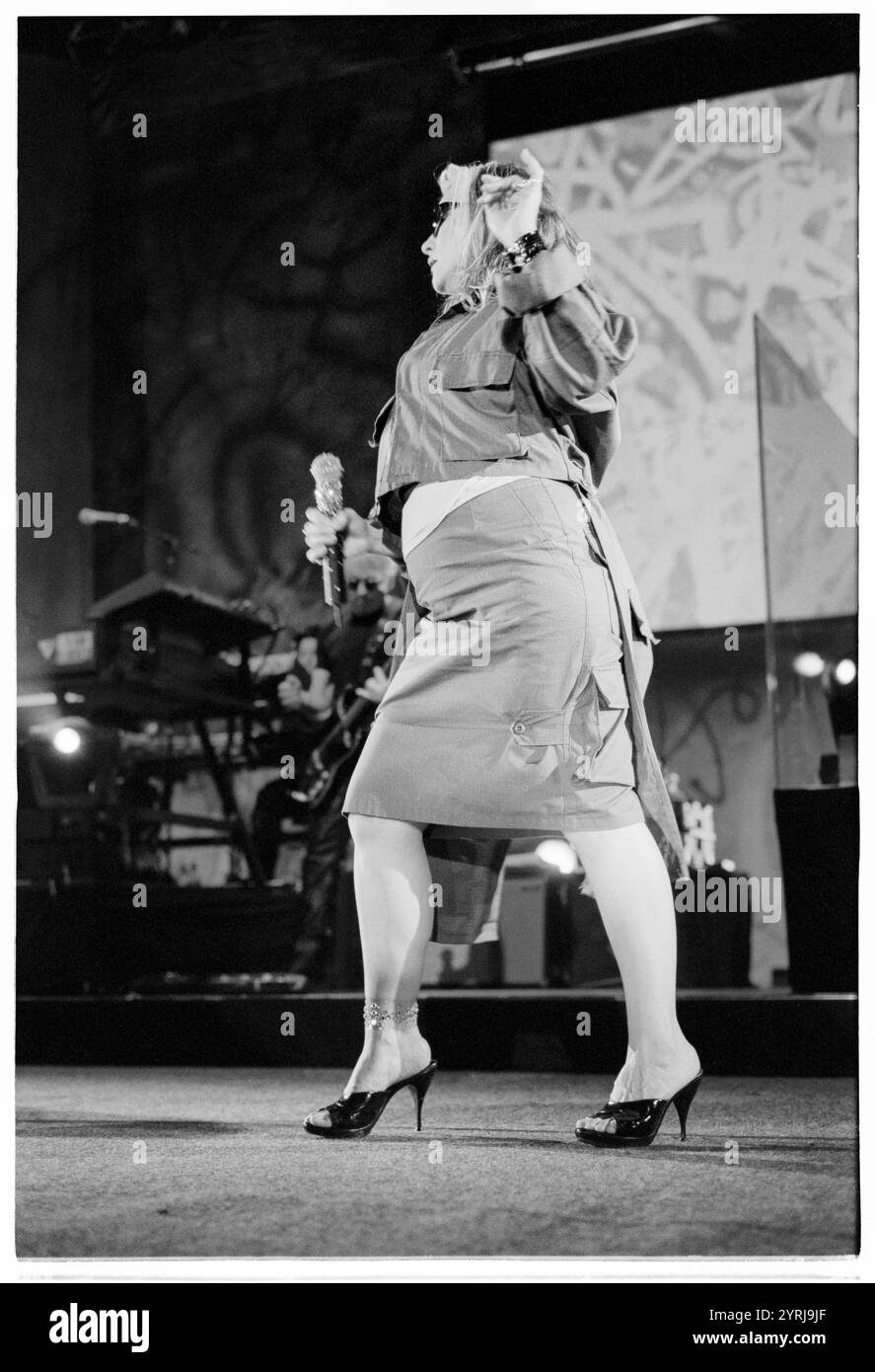 DEBBIE HARRY, BLONDIE, MARIA TOURNÉE, 1999 : Debbie Harry de Blondie jouant en concert à Cardiff International Arena CIA à Cardiff le 9 novembre 1999. Le groupe tourne avec leur grand succès de comeback No.1 'Maria'. Photographie : Rob Watkins. INFO : Blondie est un groupe de rock américain emblématique formé en 1974, dirigé par Debbie Harry. Connus pour leur mélange de genres sonores, ils ont acquis une renommée mondiale avec des tubes comme « Heart of Glass » et « Call me », pionniers du punk, de la New wave et du crossover de musique pop. Banque D'Images