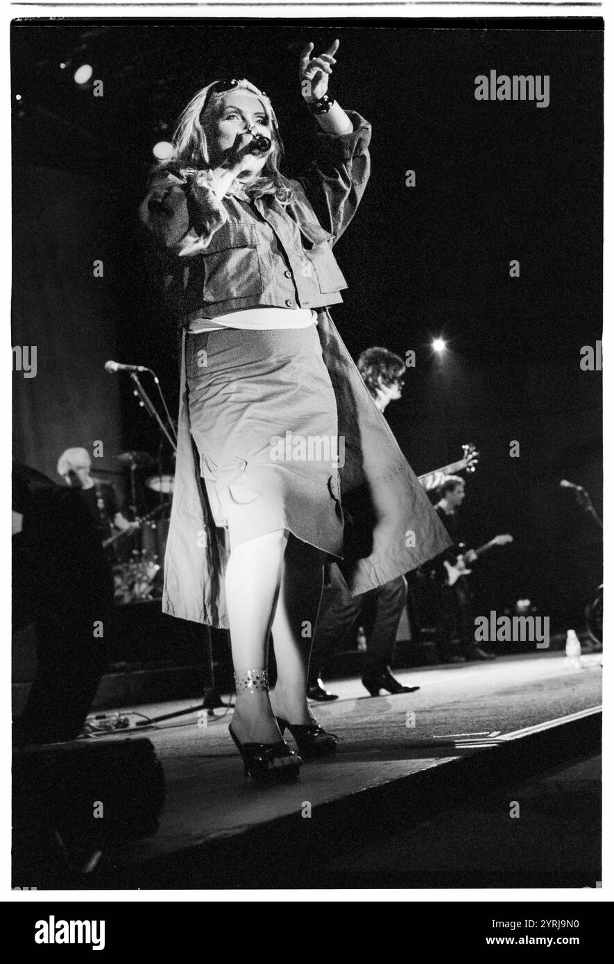 DEBBIE HARRY, BLONDIE, MARIA TOURNÉE, 1999 : Debbie Harry de Blondie jouant en concert à Cardiff International Arena CIA à Cardiff le 9 novembre 1999. Le groupe tourne avec leur grand succès de comeback No.1 'Maria'. Photographie : Rob Watkins. INFO : Blondie est un groupe de rock américain emblématique formé en 1974, dirigé par Debbie Harry. Connus pour leur mélange de genres sonores, ils ont acquis une renommée mondiale avec des tubes comme « Heart of Glass » et « Call me », pionniers du punk, de la New wave et du crossover de musique pop. Banque D'Images