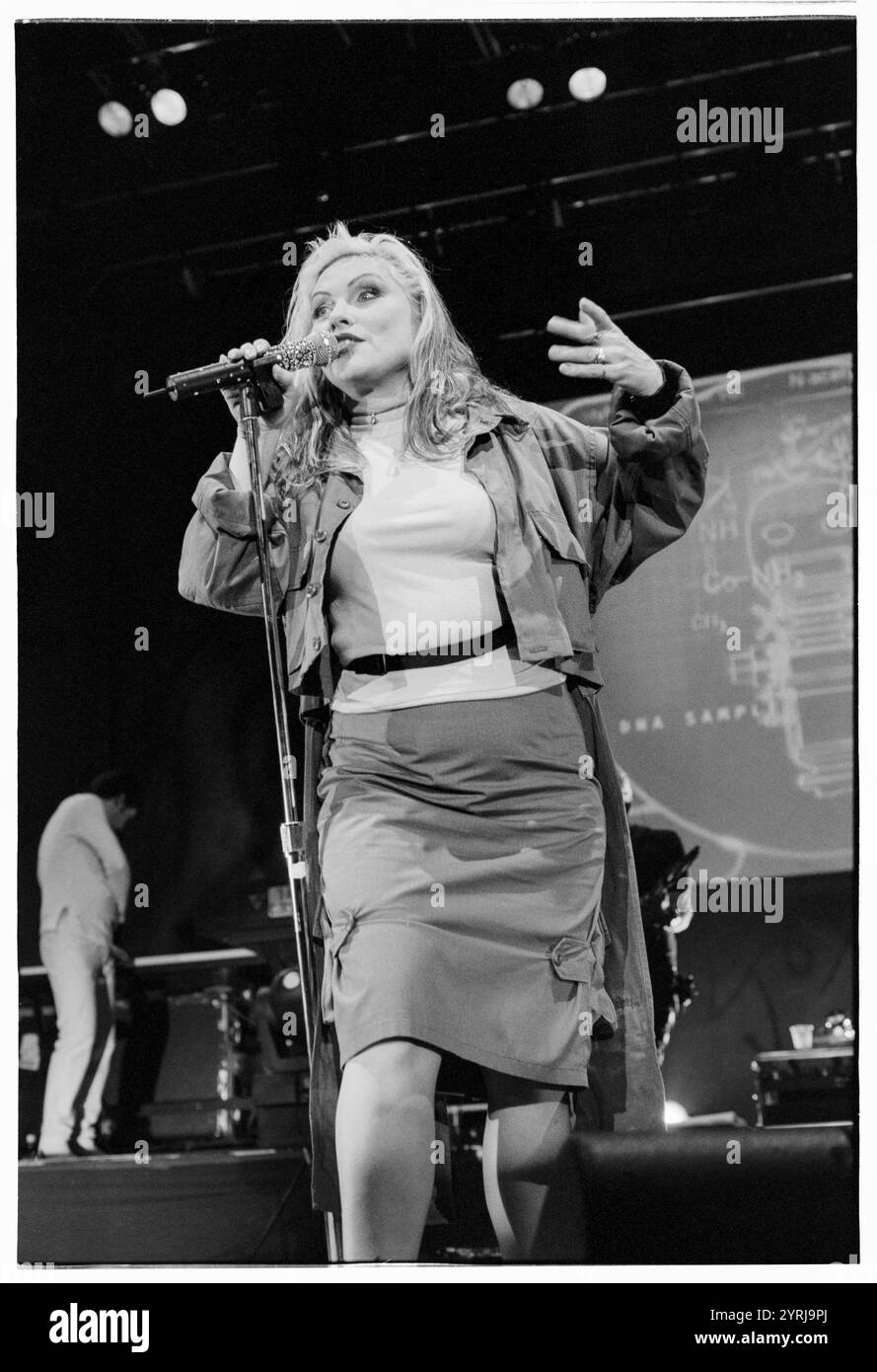 DEBBIE HARRY, BLONDIE, MARIA TOURNÉE, 1999 : Debbie Harry de Blondie jouant en concert à Cardiff International Arena CIA à Cardiff le 9 novembre 1999. Le groupe tourne avec leur grand succès de comeback No.1 'Maria'. Photographie : Rob Watkins. INFO : Blondie est un groupe de rock américain emblématique formé en 1974, dirigé par Debbie Harry. Connus pour leur mélange de genres sonores, ils ont acquis une renommée mondiale avec des tubes comme « Heart of Glass » et « Call me », pionniers du punk, de la New wave et du crossover de musique pop. Banque D'Images