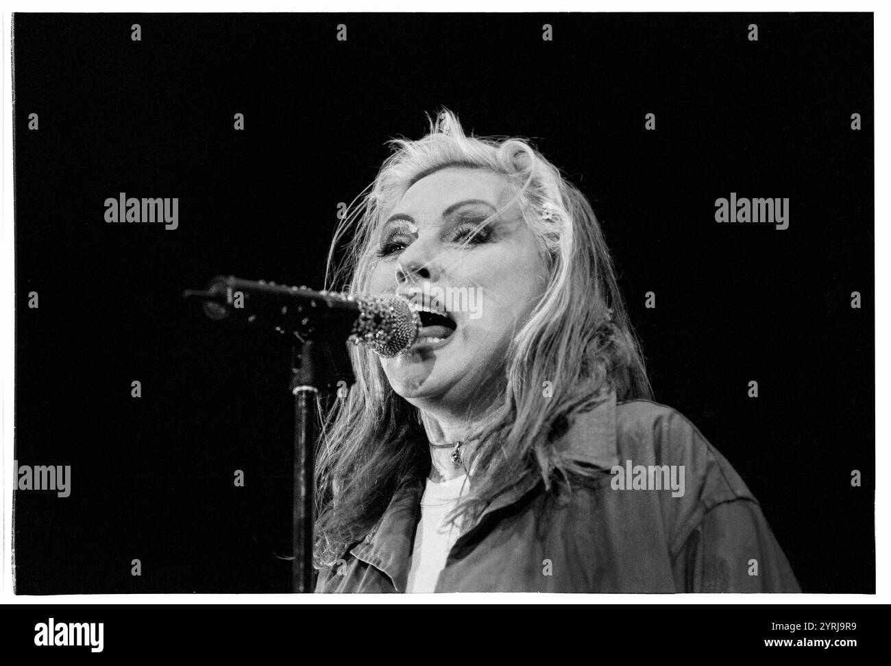 DEBBIE HARRY, BLONDIE, MARIA TOURNÉE, 1999 : Debbie Harry de Blondie jouant en concert à Cardiff International Arena CIA à Cardiff le 9 novembre 1999. Le groupe tourne avec leur grand succès de comeback No.1 'Maria'. Photographie : Rob Watkins. INFO : Blondie est un groupe de rock américain emblématique formé en 1974, dirigé par Debbie Harry. Connus pour leur mélange de genres sonores, ils ont acquis une renommée mondiale avec des tubes comme « Heart of Glass » et « Call me », pionniers du punk, de la New wave et du crossover de musique pop. Banque D'Images