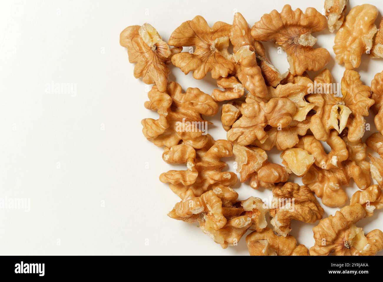 Moitiés de noix décortiquées (Juglans regia) sur fond blanc propre, concept de nourriture naturelle saine. Banque D'Images