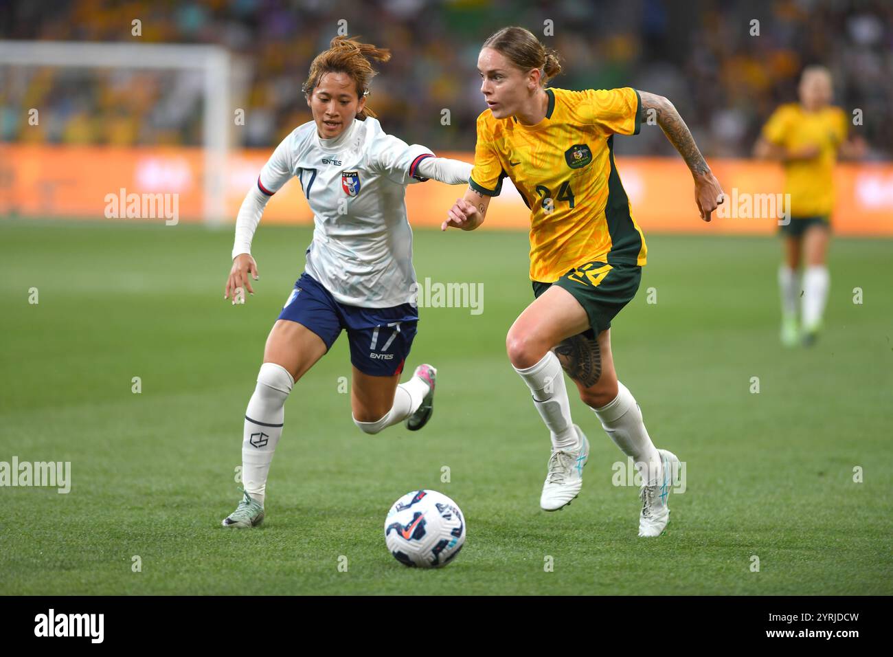 MELBOURNE, AUSTRALIE. 4 décembre 2024. Sur la photo : Sharn Freier de l'australien Matildas (à droite) dribble la balle devant le défenseur du Taipei chinois Chen Jin-Wen lors du match amical australien Matildas vs Chinese Taipei International au parc AAMI de Melbourne le 4 décembre 2024. Crédit : Karl Phillipson/Alamy Live News Banque D'Images