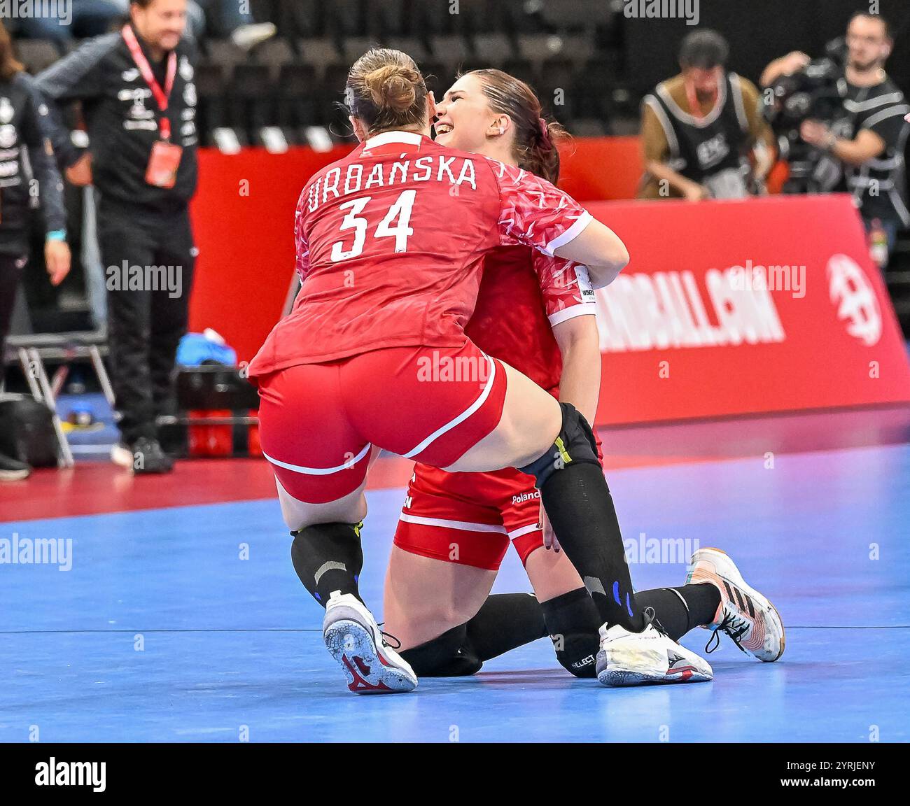 Marlena Urbanska (Polen, #34) umarmt Aleksandra Olek (Polen, #04) sui, Polen - Spanien, Frauen-Handball, Womens EHF EURO 2024, 3. Spieltag, Groupe C, 02.12.2024 Foto : Eibner-Pressefoto/Thomas Hess Banque D'Images