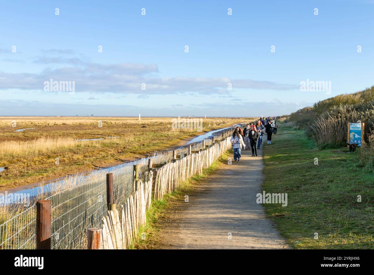Lincolnshire fens Donna Nook réserve naturelle personnes visitant la colonie de phoques gris Donna Nook près de North Somercotes Lincolnshire Angleterre UK GB Europe Banque D'Images
