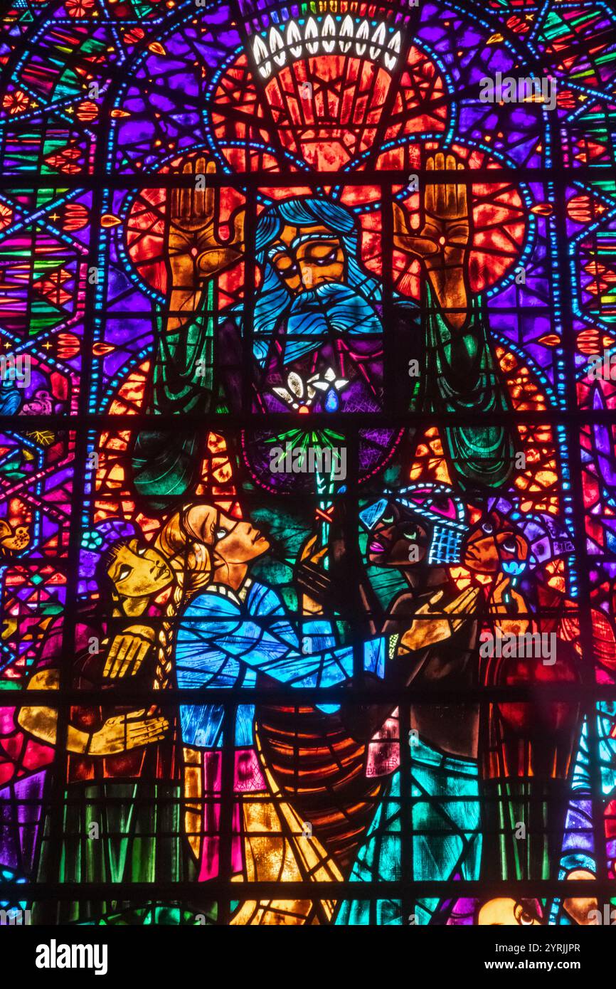 Angleterre, Kent, Canterbury, Cathédrale de Canterbury, le vitrail moderne de la paix par l'artiste hongrois de vitrail Ervin Bossanyi Banque D'Images