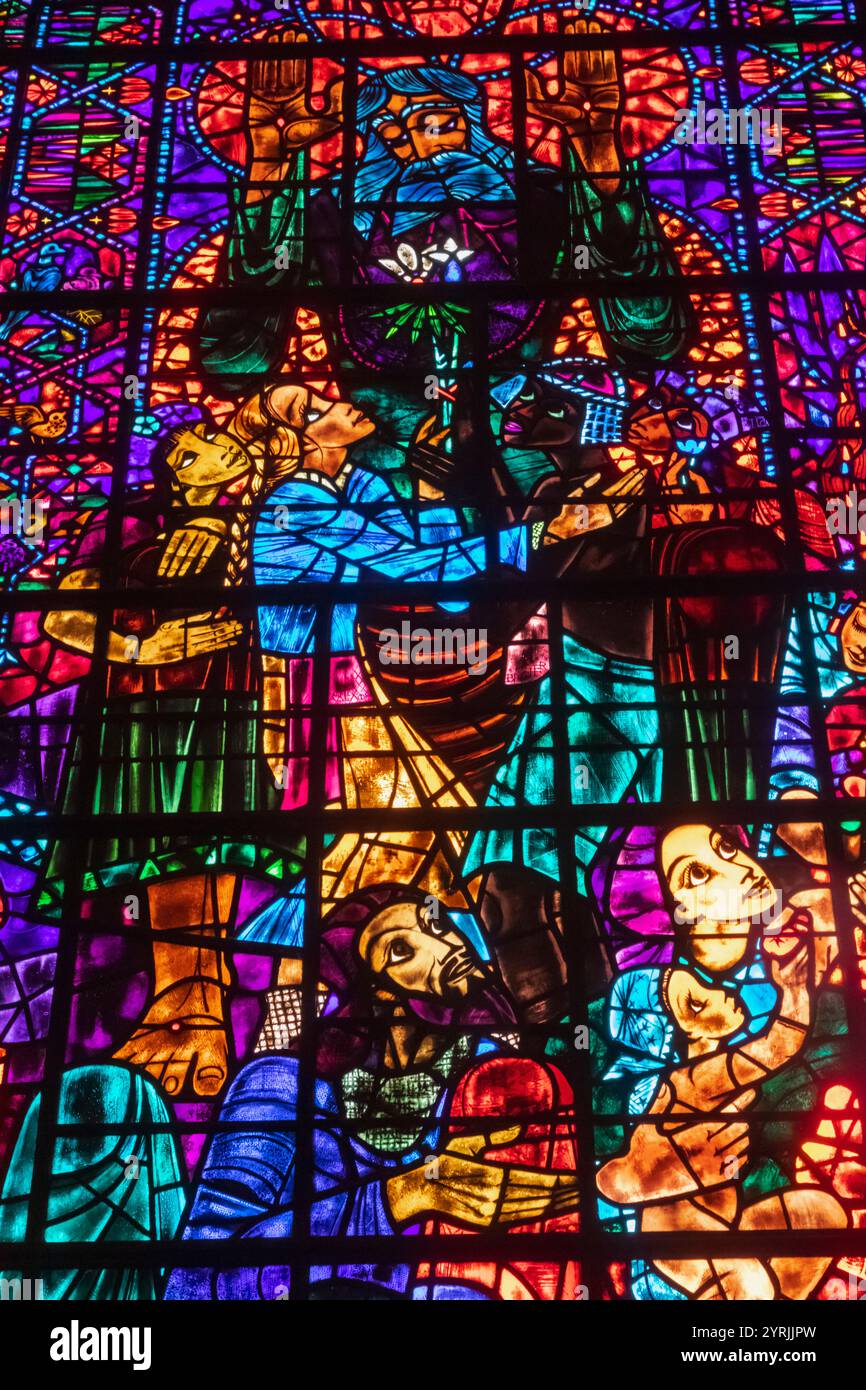 Angleterre, Kent, Canterbury, Cathédrale de Canterbury, le vitrail moderne de la paix par l'artiste hongrois de vitrail Ervin Bossanyi Banque D'Images