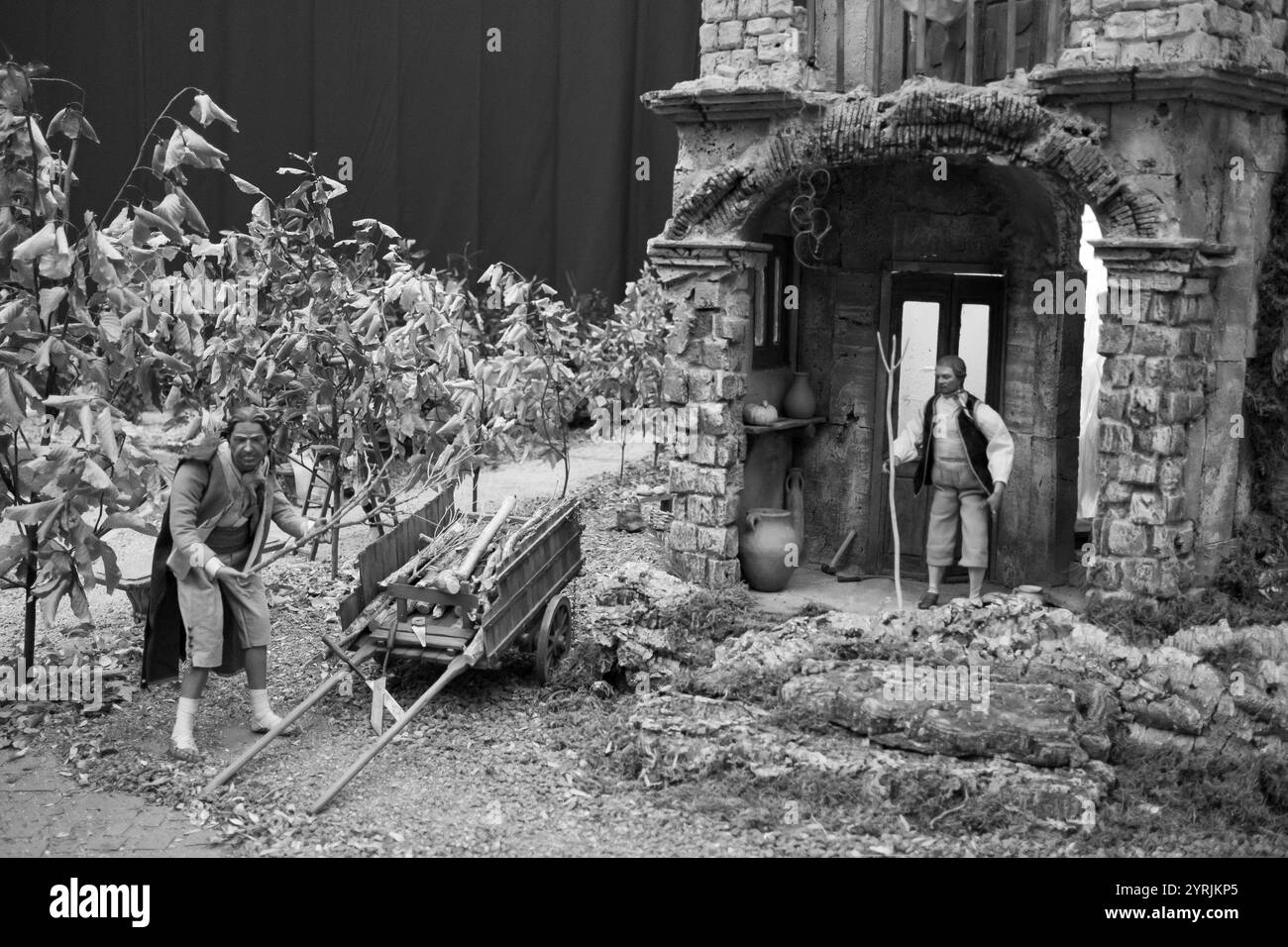 Plusieurs figures de la scène napolitaine de la Nativité du Prince du 18e siècle sont exposées lors de leur présentation, au Palais Royal, sur Decembe Banque D'Images