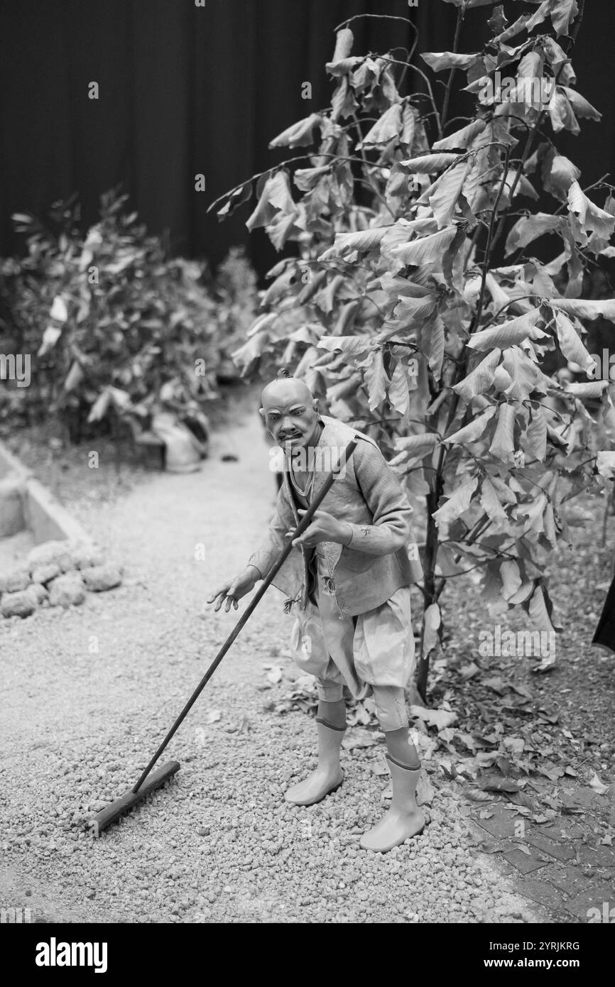 Plusieurs figures de la scène napolitaine de la Nativité du Prince du 18e siècle sont exposées lors de leur présentation, au Palais Royal, sur Decembe Banque D'Images