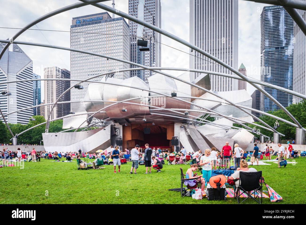 Chicago, il États-Unis - 21 juillet 2017 : Jay Pritzker Pavilion, également connu sous le nom de Pritzker Pavilion ou Pritzker Music Pavilion, est un orchestre du Millennium Park Banque D'Images