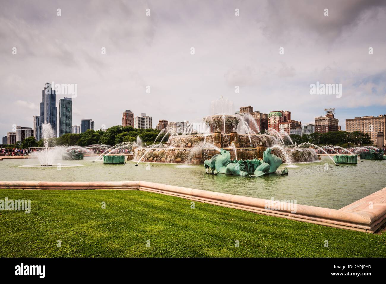Chicago, il États-Unis - 22 juillet 2017 : Buckingham Fountain dans Grant Park est l'une des plus grandes fontaines du monde. Banque D'Images