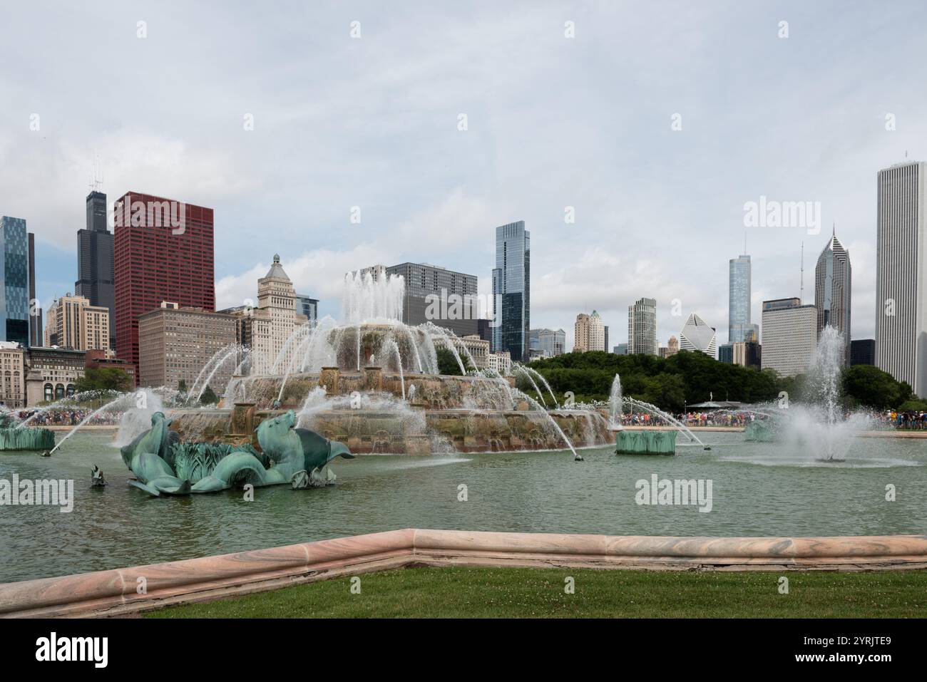 Chicago, il États-Unis - 22 juillet 2017 : Buckingham Fountain dans Grant Park est l'une des plus grandes fontaines du monde. Banque D'Images