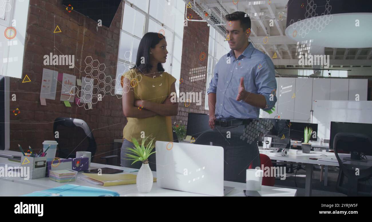 Image du traitement des données sur divers collègues discutant de leur travail au bureau Banque D'Images