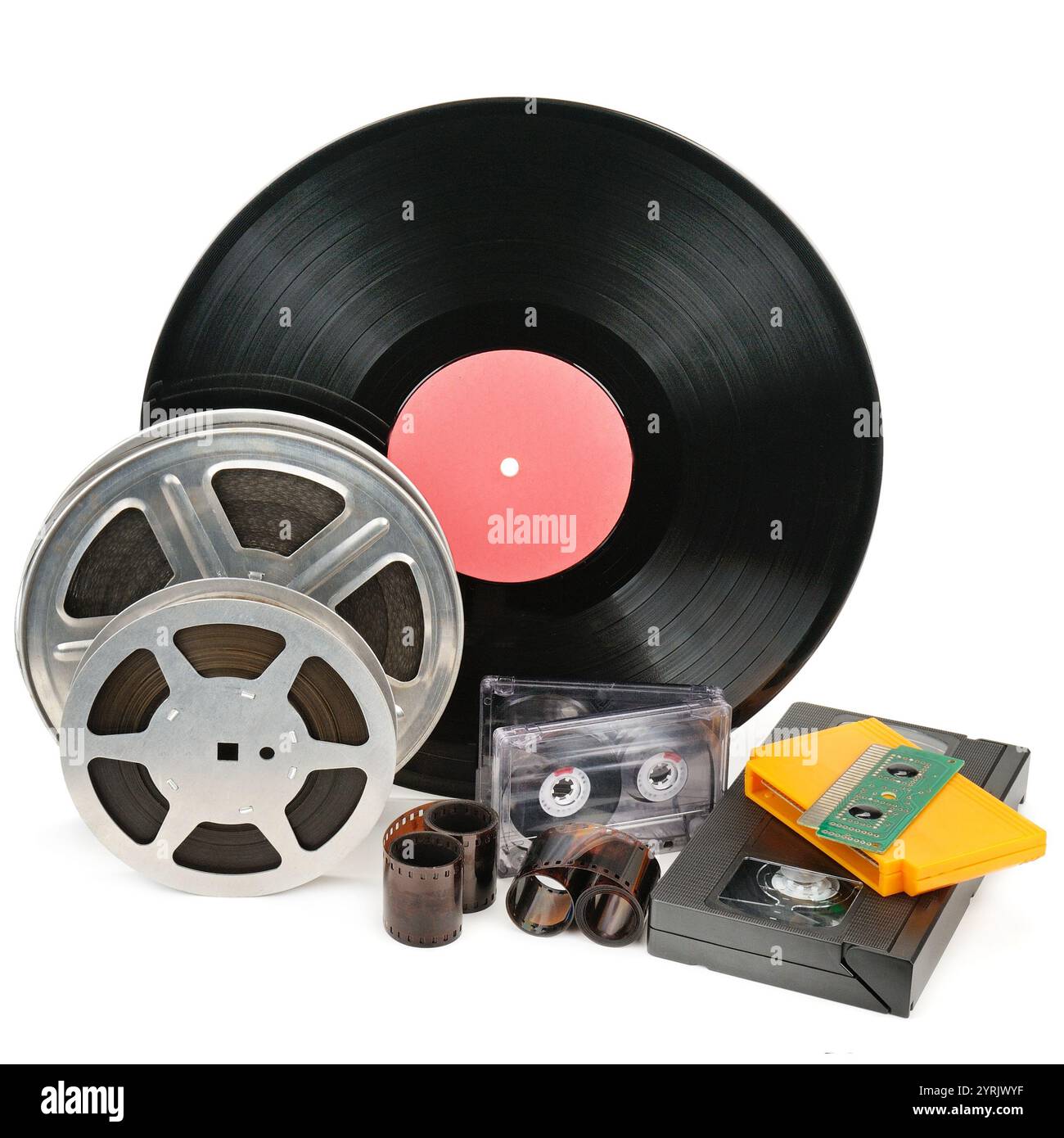 Disques vinyles, cassettes vidéo et audio isolées sur fond blanc. Équipement rétro. Banque D'Images