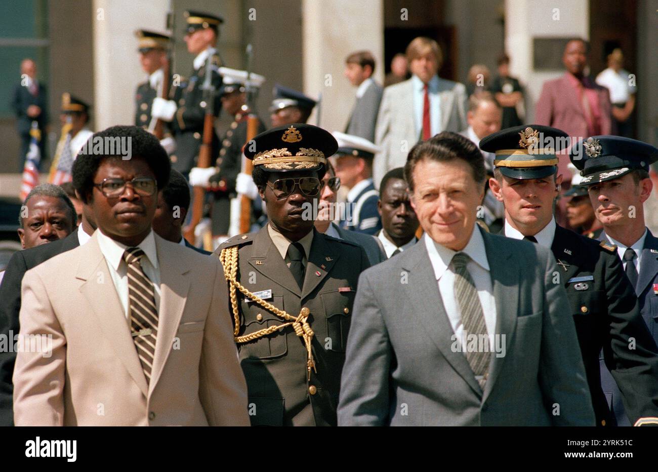 Le secrétaire AMÉRICAIN à la Défense Caspar W. Weinberger avec le président libérien Samuel K. Doe. 1982+F711 Banque D'Images