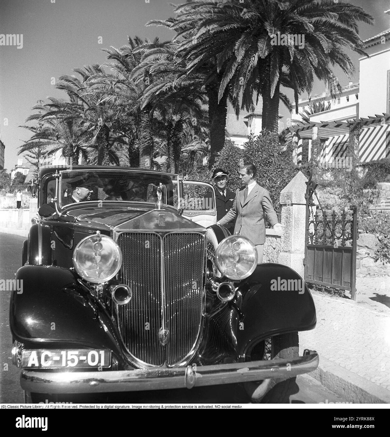 Lisbonne, Portugal, 1949. Un capitaine de ligne aérienne suédois dans son uniforme est vu avec un autre homme sur le trottoir par une luxueuse voiture britannique Rolls Royce avec chauffeur. Kristoffersson ref AR95-6 *** local légende *** Banque D'Images
