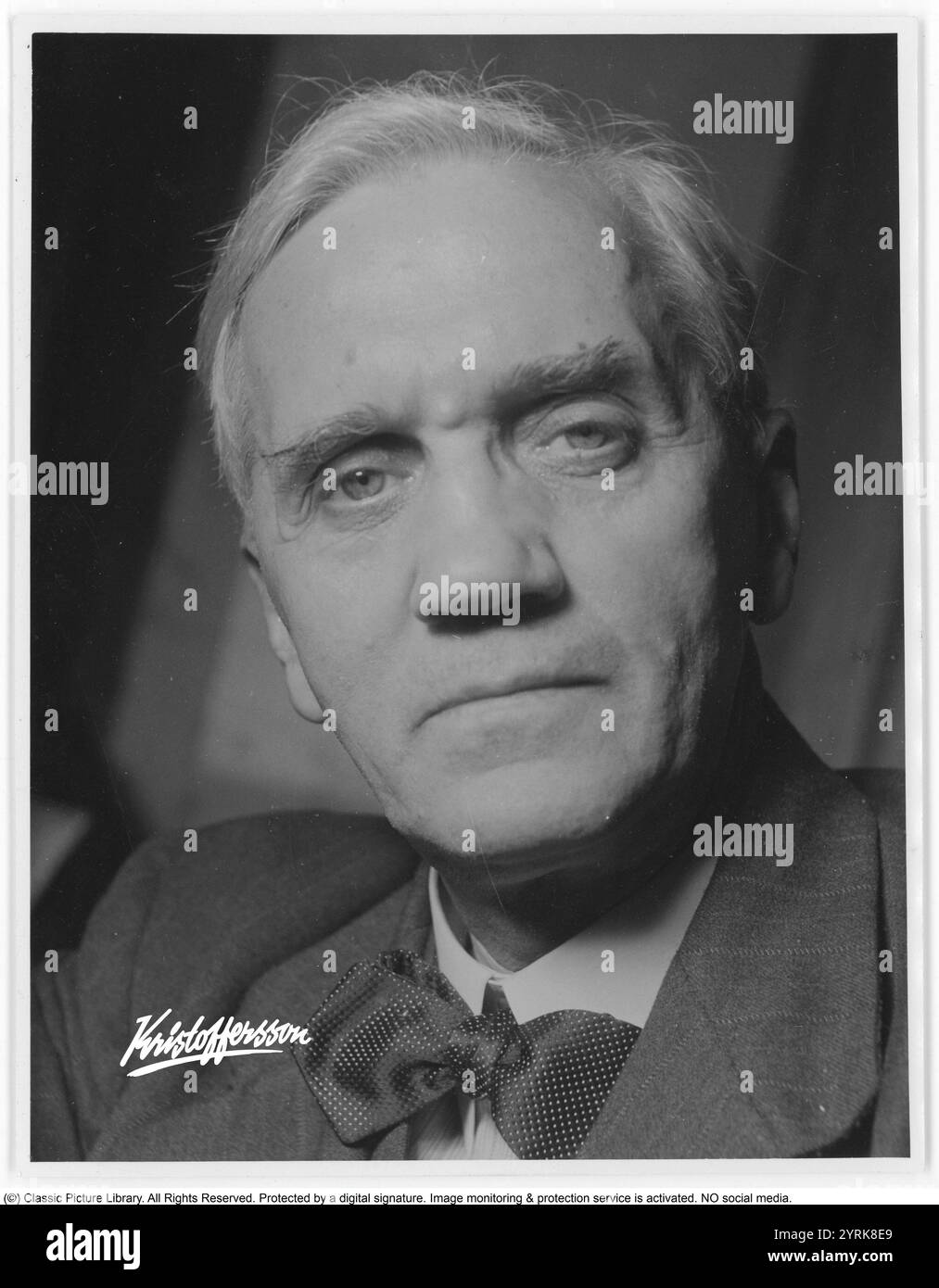 Sir Alexander Fleming 1945. 6 août 1881 - 11 mars 1955, médecin et microbiologiste écossais, mieux connu pour avoir découvert la première substance antibiotique largement efficace au monde, qu'il a nommée pénicilline. Sa découverte en 1928 de ce qui a été plus tard appelé benzylpénicilline (ou pénicilline G) à partir de la moisissure Penicillium rubens a été décrite comme la « plus grande victoire jamais atteinte sur la maladie ». Pour cette découverte, il partage le prix Nobel de physiologie ou médecine en 1945 avec Howard Florey et Ernst Boris Chain. Photographié à l'automne 1945 dans sa maison. KG Kristoffersson ref S10-1. Banque D'Images