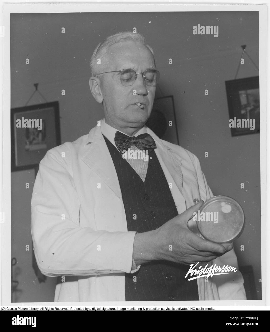 Sir Alexander Fleming 1945. 6 août 1881 - 11 mars 1955, médecin et microbiologiste écossais, mieux connu pour avoir découvert la première substance antibiotique largement efficace au monde, qu'il a nommée pénicilline. Sa découverte en 1928 de ce qui a été plus tard appelé benzylpénicilline (ou pénicilline G) à partir de la moisissure Penicillium rubens a été décrite comme la « plus grande victoire jamais atteinte sur la maladie ». Pour cette découverte, il partage le prix Nobel de physiologie ou médecine en 1945 avec Howard Florey et Ernst Boris Chain. Photographié à l'automne 1945 dans son laboratoire à l'hôpital St Mary i. Banque D'Images