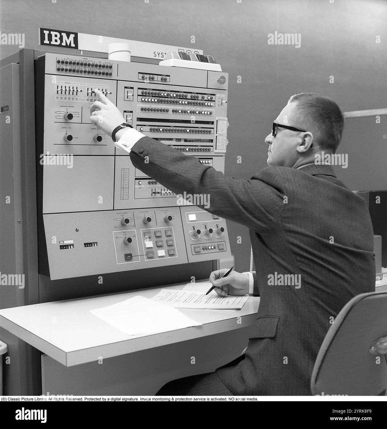Dans les années 1960 Intérieur d'une pièce avec des ordinateurs et des personnes sur le travail de les manipuler et d'enregistrer et de lire des informations. Un panneau au-dessus de l'ordinateur central indique IBM 360. IBM System 360 a été fréquemment vu dans la série télévisée américaine Mad Men. Photo prise 1965 Kristoffersson ref DY125-3 Banque D'Images