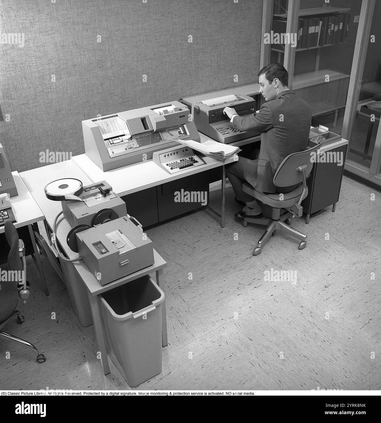 Dans les années 1960 Intérieur d'une pièce avec des unités utilisées dans l'équipement IBM 360. IBM System 360 a été fréquemment vu dans la série télévisée américaine Mad Men. Photo prise 1965 Kristoffersson ref DY127-4 Banque D'Images