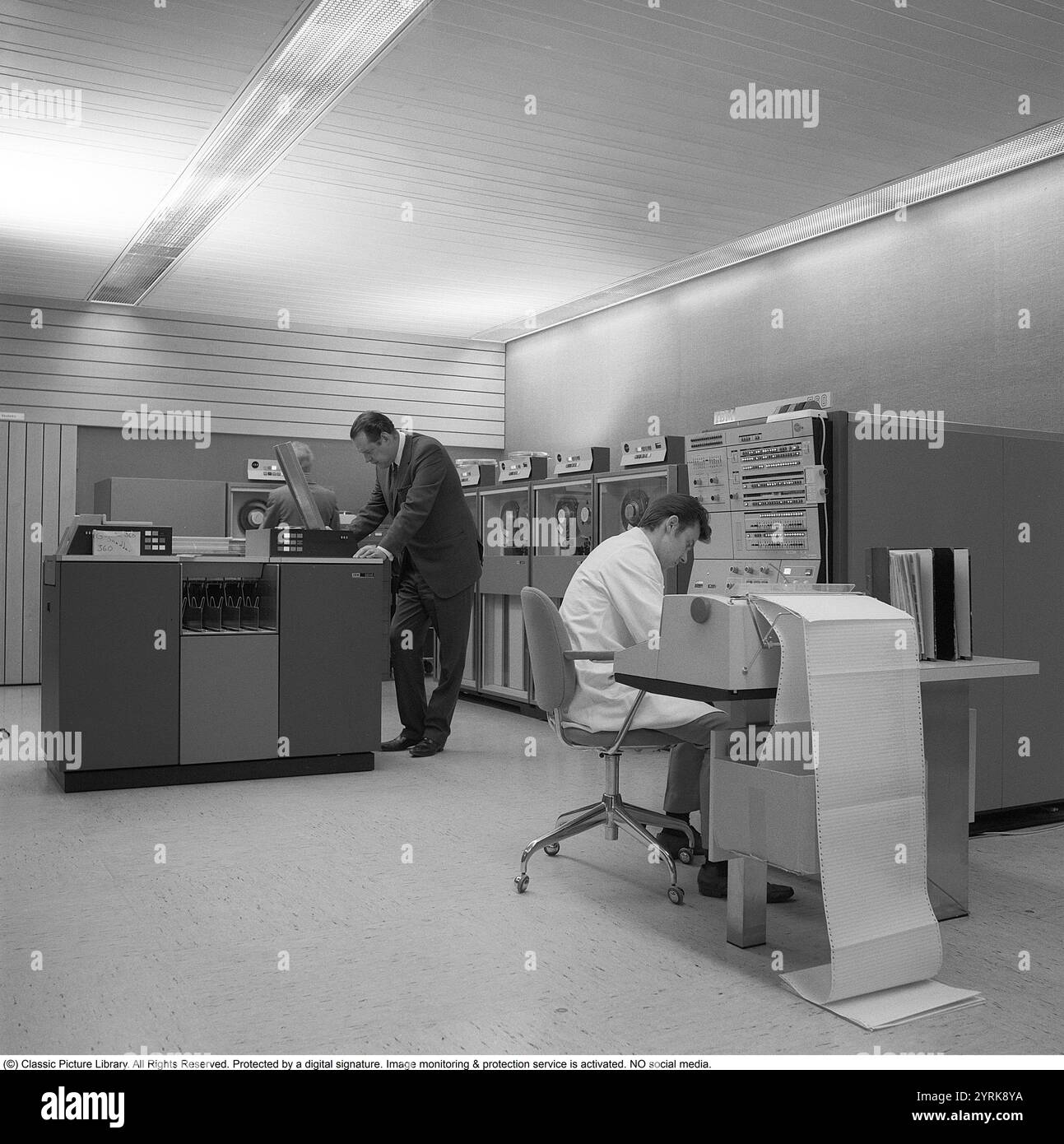 Dans les années 1960 Intérieur d'une salle avec équipement IBM 360, stations de bande . IBM System 360 a été fréquemment vu dans la série télévisée américaine Mad Men. Photo prise 1965 Kristoffersson ref DY128-5 Banque D'Images