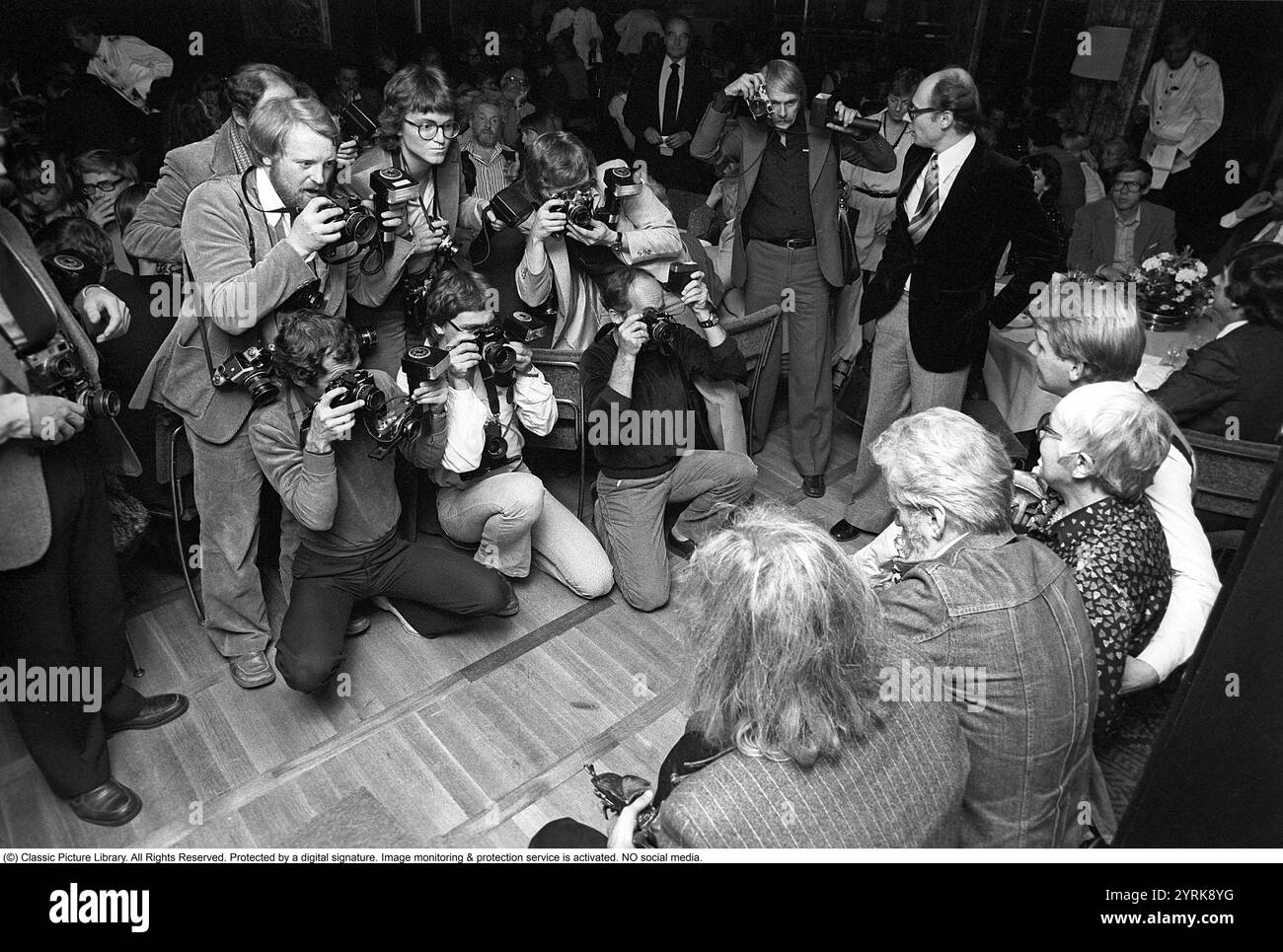 Le Prix Guldbaggen du film est décerné au Operakällaren le 24 septembre 1979. De gauche à droite : Anders Åberg (1948-2020) pour le meilleur rôle masculin de l'Empereur. SIF Ruud (1916-2011) pour la meilleure actrice principale dans A Walk in the Sun. Keve Hjelm (1922-2004) du meilleur réalisateur pour la série télévisée Goodnight Earth. Kenta Gustafsson (1948-2003) accepte le Guldbaggen au nom du réalisateur Stefan Jarl pour le meilleur réalisateur pour le film A Decent Life, dans lequel Kenta joue l'un des rôles principaux. Devant eux se trouvent les photographes de presse et à côté d'eux Per Ahlmark. À l'époque, il était président du conseil d'administration de Banque D'Images