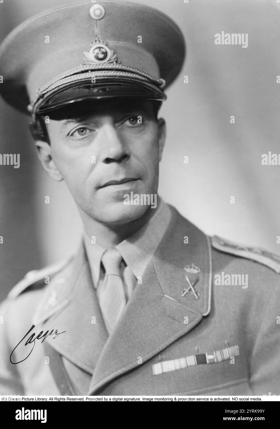 Le prince Gustaf Adolf, duc de Västerbotten (Gustaf Adolf Oscar Fredrik Arthur Edmund ; 22 avril 1906 – 26 janvier 1947) était un prince suédois qui, pendant la majeure partie de sa vie, fut le deuxième dans la lignée de succession au trône suédois. Il était le fils aîné de Gustave VI Adolf, qui fut prince héritier pendant la majeure partie de sa vie et monta sur le trône de Suède trois ans après la mort de son fils. Le roi actuel, Carl XVI Gustave, est le fils du prince Gustave Adolphe. Le prince a été tué le 26 janvier 1947 dans un accident d'avion à l'aéroport de Kastrup, Copenhague, Danemark. années 1940 Banque D'Images