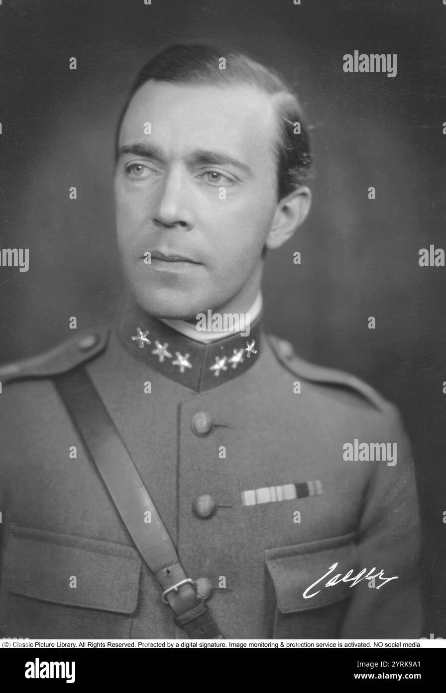 Le prince Gustaf Adolf, duc de Västerbotten (Gustaf Adolf Oscar Fredrik Arthur Edmund ; 22 avril 1906 – 26 janvier 1947) était un prince suédois qui, pendant la majeure partie de sa vie, fut le deuxième dans la lignée de succession au trône suédois. Il était le fils aîné de Gustave VI Adolf, qui fut prince héritier pendant la majeure partie de sa vie et monta sur le trône de Suède trois ans après la mort de son fils. Le roi actuel, Carl XVI Gustave, est le fils du prince Gustave Adolphe. Le prince a été tué le 26 janvier 1947 dans un accident d'avion à l'aéroport de Kastrup, Copenhague, Danemark. années 1940 Banque D'Images
