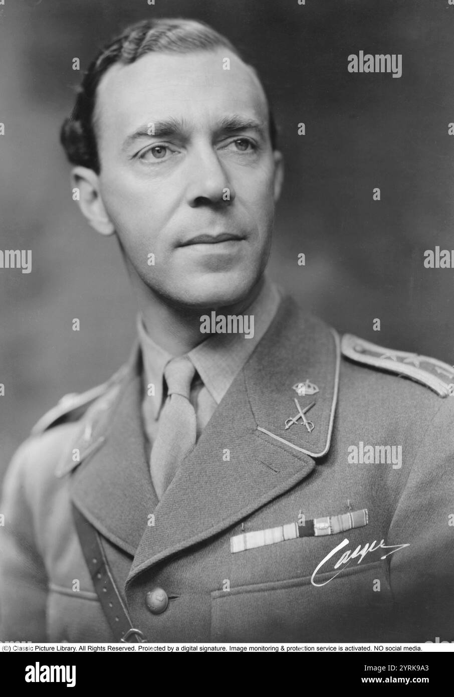 Le prince Gustaf Adolf, duc de Västerbotten (Gustaf Adolf Oscar Fredrik Arthur Edmund ; 22 avril 1906 – 26 janvier 1947) était un prince suédois qui, pendant la majeure partie de sa vie, fut le deuxième dans la lignée de succession au trône suédois. Il était le fils aîné de Gustave VI Adolf, qui fut prince héritier pendant la majeure partie de sa vie et monta sur le trône de Suède trois ans après la mort de son fils. Le roi actuel, Carl XVI Gustave, est le fils du prince Gustave Adolphe. Le prince a été tué le 26 janvier 1947 dans un accident d'avion à l'aéroport de Kastrup, Copenhague, Danemark. années 1940 Banque D'Images
