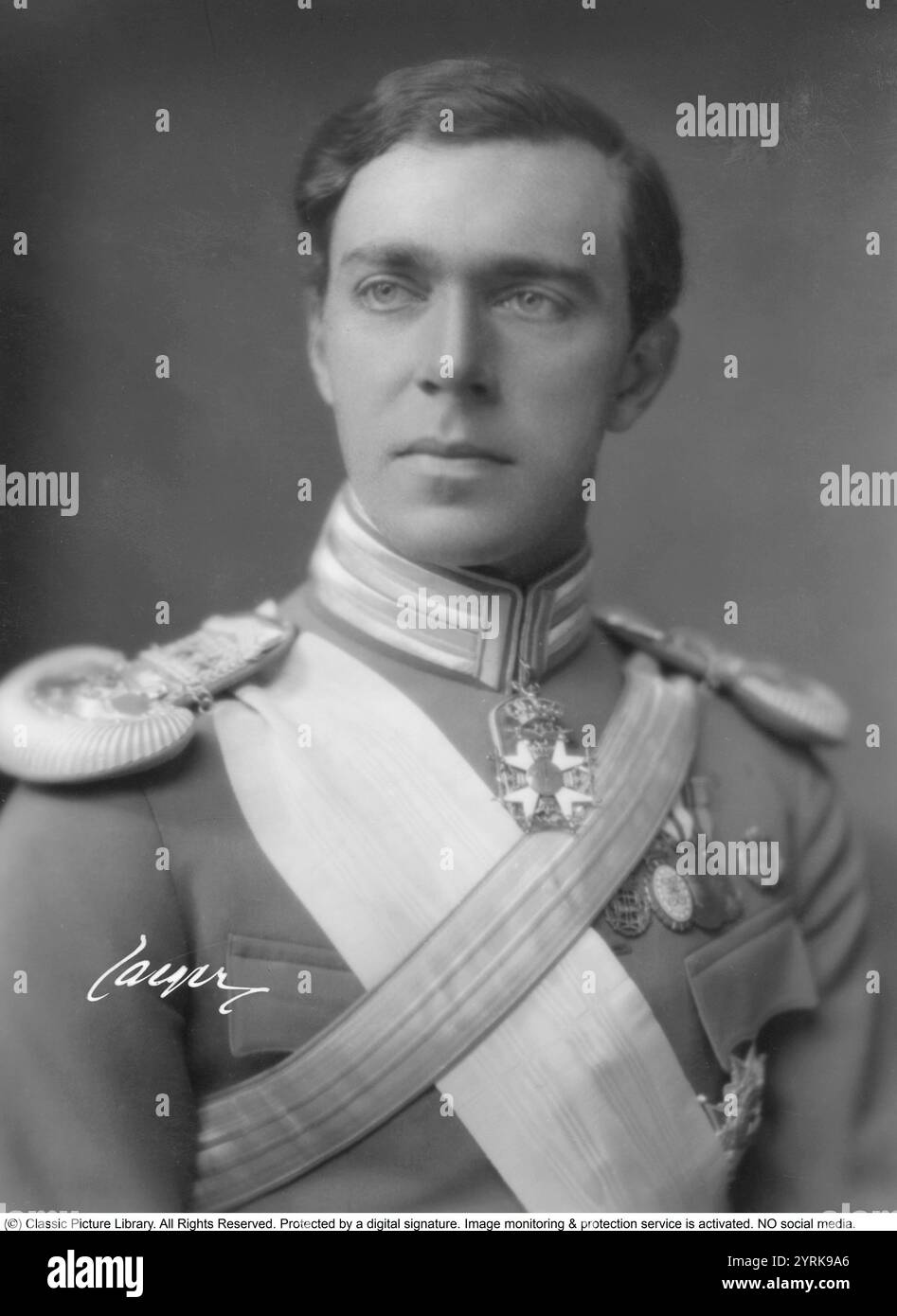 Le prince Gustaf Adolf, duc de Västerbotten (Gustaf Adolf Oscar Fredrik Arthur Edmund ; 22 avril 1906 – 26 janvier 1947) était un prince suédois qui, pendant la majeure partie de sa vie, fut le deuxième dans la lignée de succession au trône suédois. Il était le fils aîné de Gustave VI Adolf, qui fut prince héritier pendant la majeure partie de sa vie et monta sur le trône de Suède trois ans après la mort de son fils. Le roi actuel, Carl XVI Gustave, est le fils du prince Gustave Adolphe. Le prince a été tué le 26 janvier 1947 dans un accident d'avion à l'aéroport de Kastrup, Copenhague, Danemark. 1932 Banque D'Images