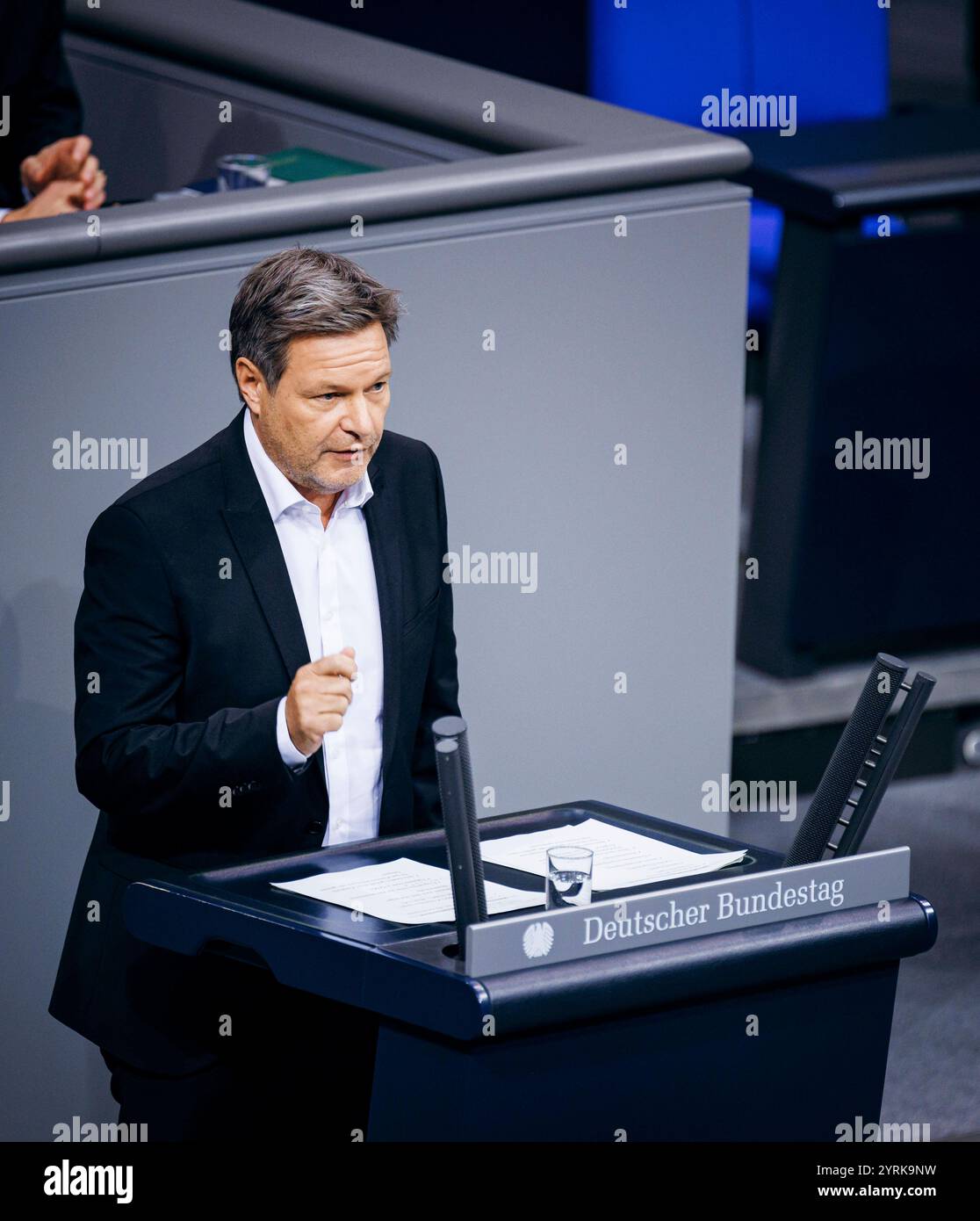 Robert Habeck Buendnis 90/Die Gruenen, Bundesminister fuer Wirtschaft und Klimaschutz und Vizekanzler, aufgenommen im Rahmen einer Rede im Deutschen Bundestag in Berlin, 04.12.2024. Berlin Deutschland *** Robert Habeck Buendnis 90 Die Gruenen , ministre fédéral de l'économie et de la protection du climat et vice-chancelier, enregistré lors d'un discours au Bundestag allemand à Berlin, 04 12 2024 Berlin Allemagne Copyright : xFelixxZahnx Banque D'Images